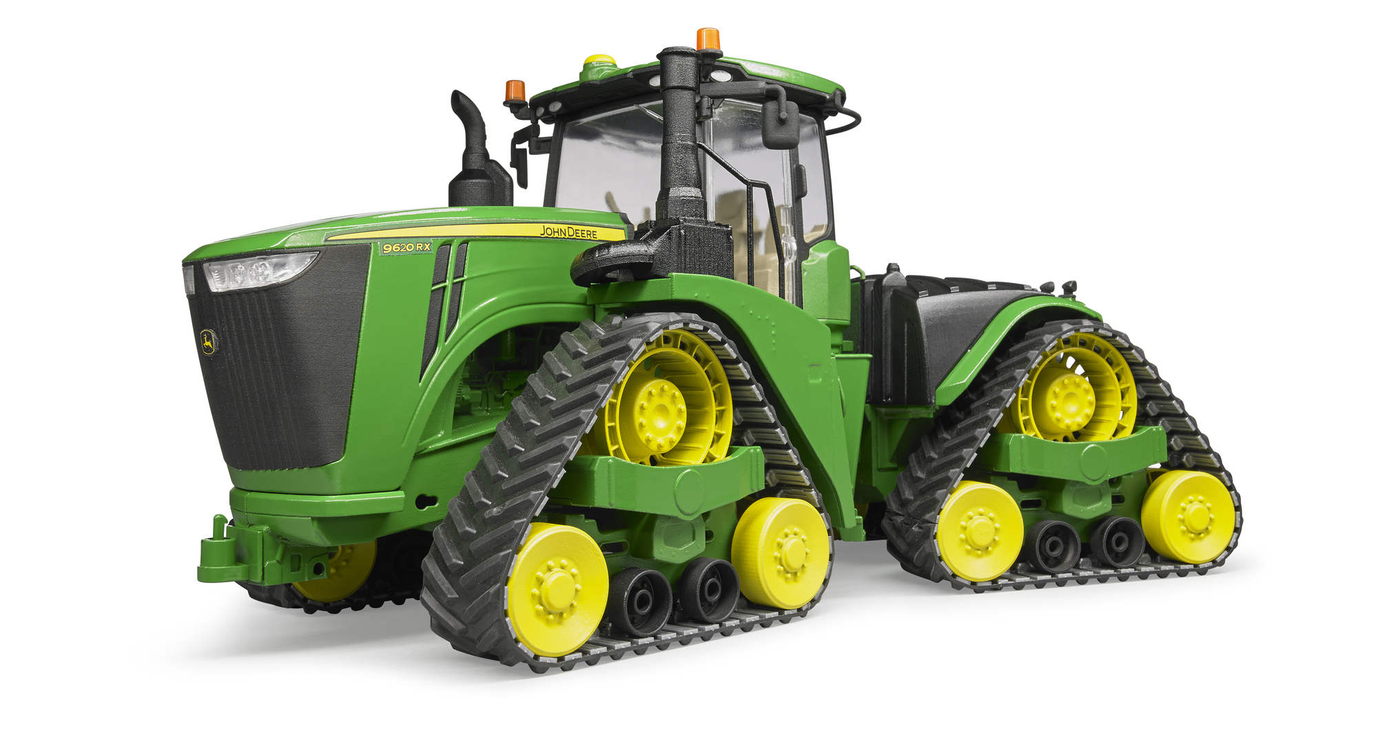 Zielony traktor John Deere na białym tle, z żółtymi kołami.