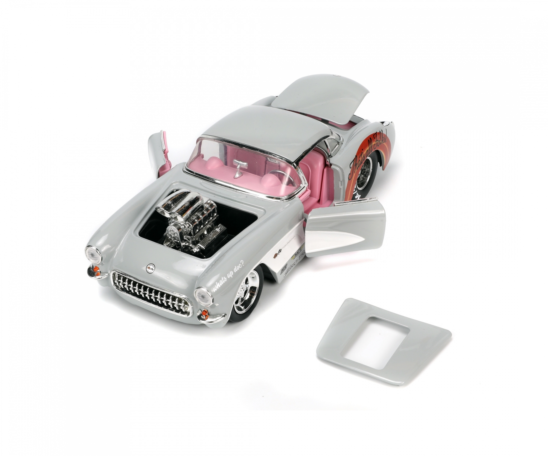 Graues Oldtimer-Modell mit geöffneten Türen und Motorhaube, vor weißem Hintergrund.