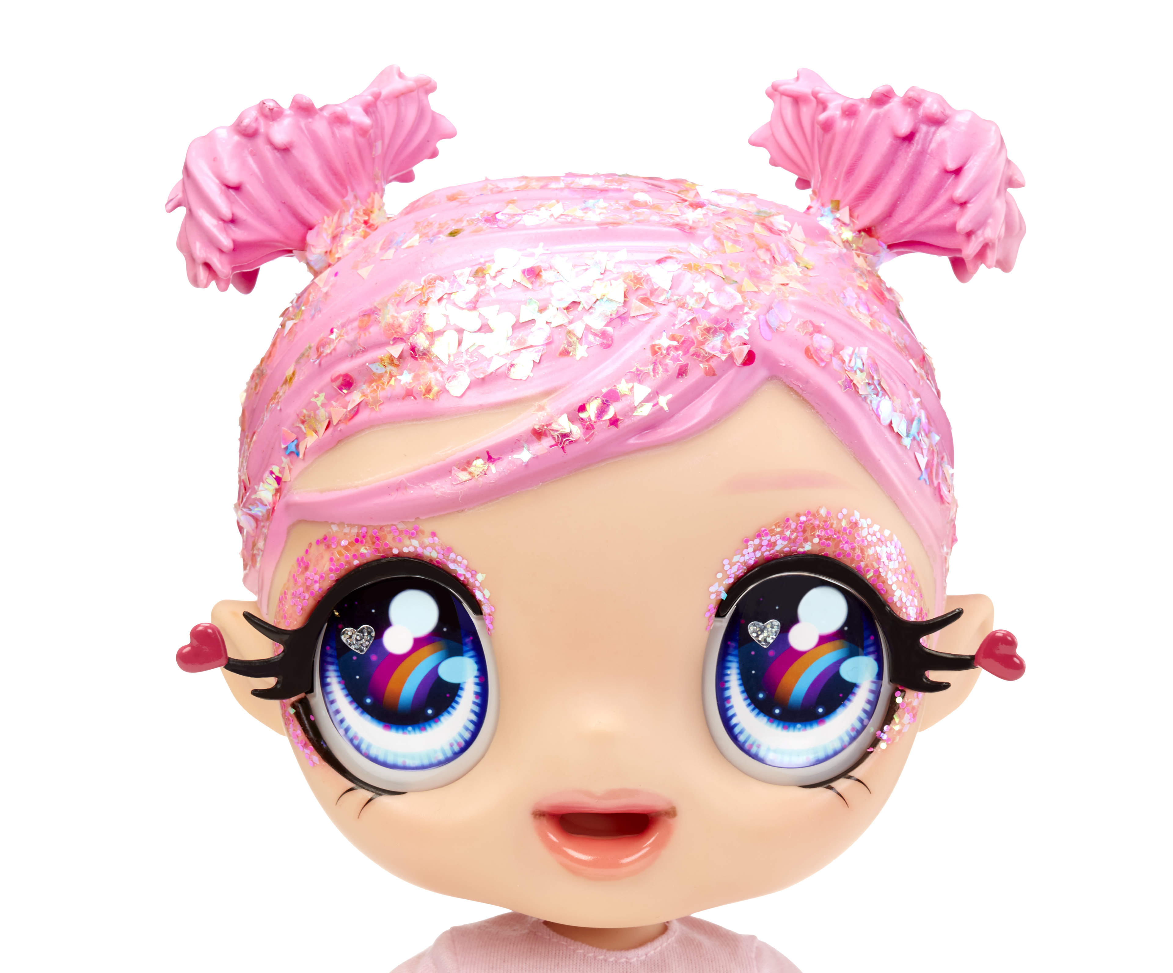 Zbliżenie lalki z różowymi włosami i brokatowym makijażem. Duże oczy. Tło jest białe.