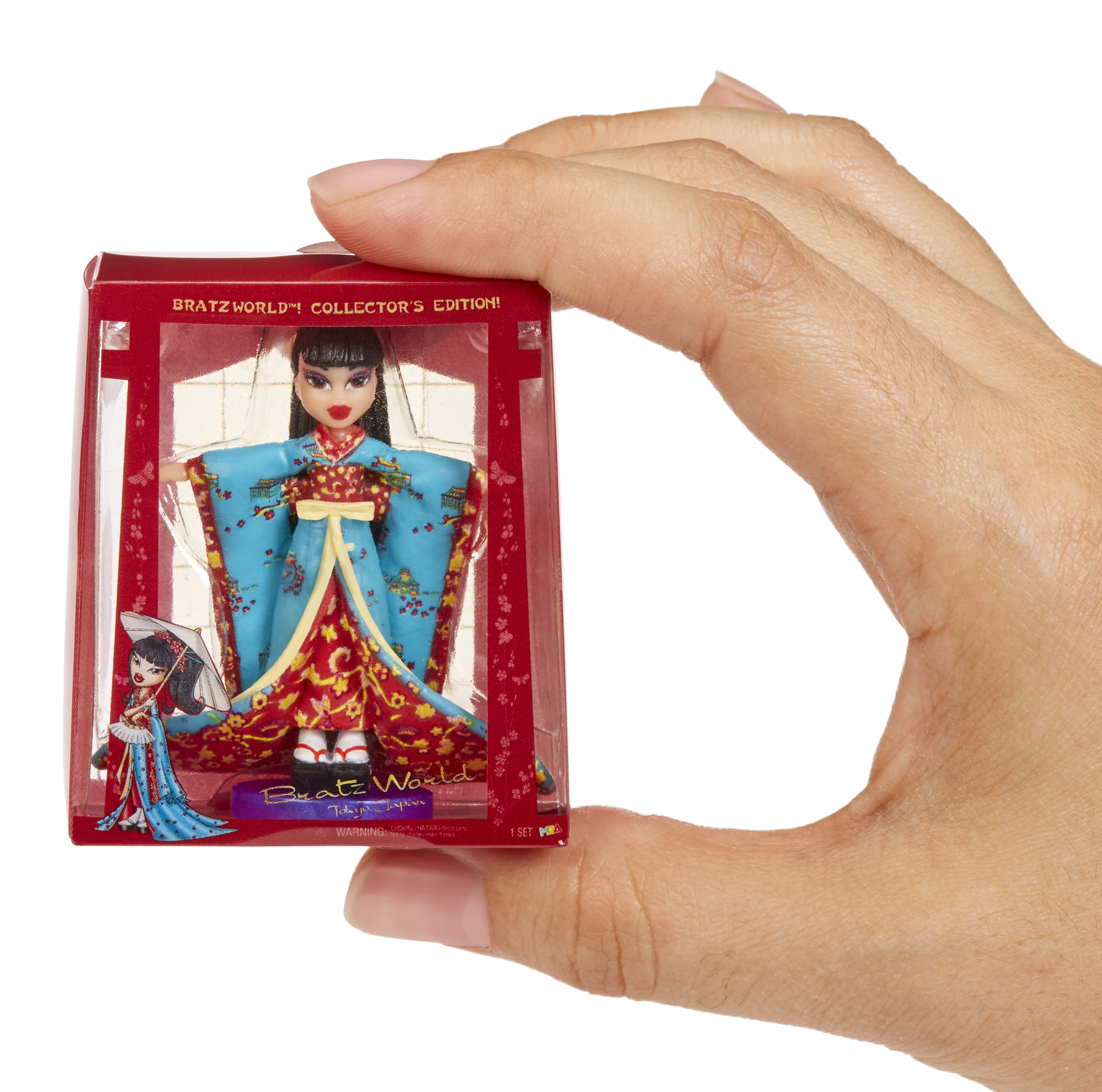 Lalka w pudełku. Lalka ma na sobie niebieskie kimono, na pudełku napis: 'Bratz Tokyo Japan'.