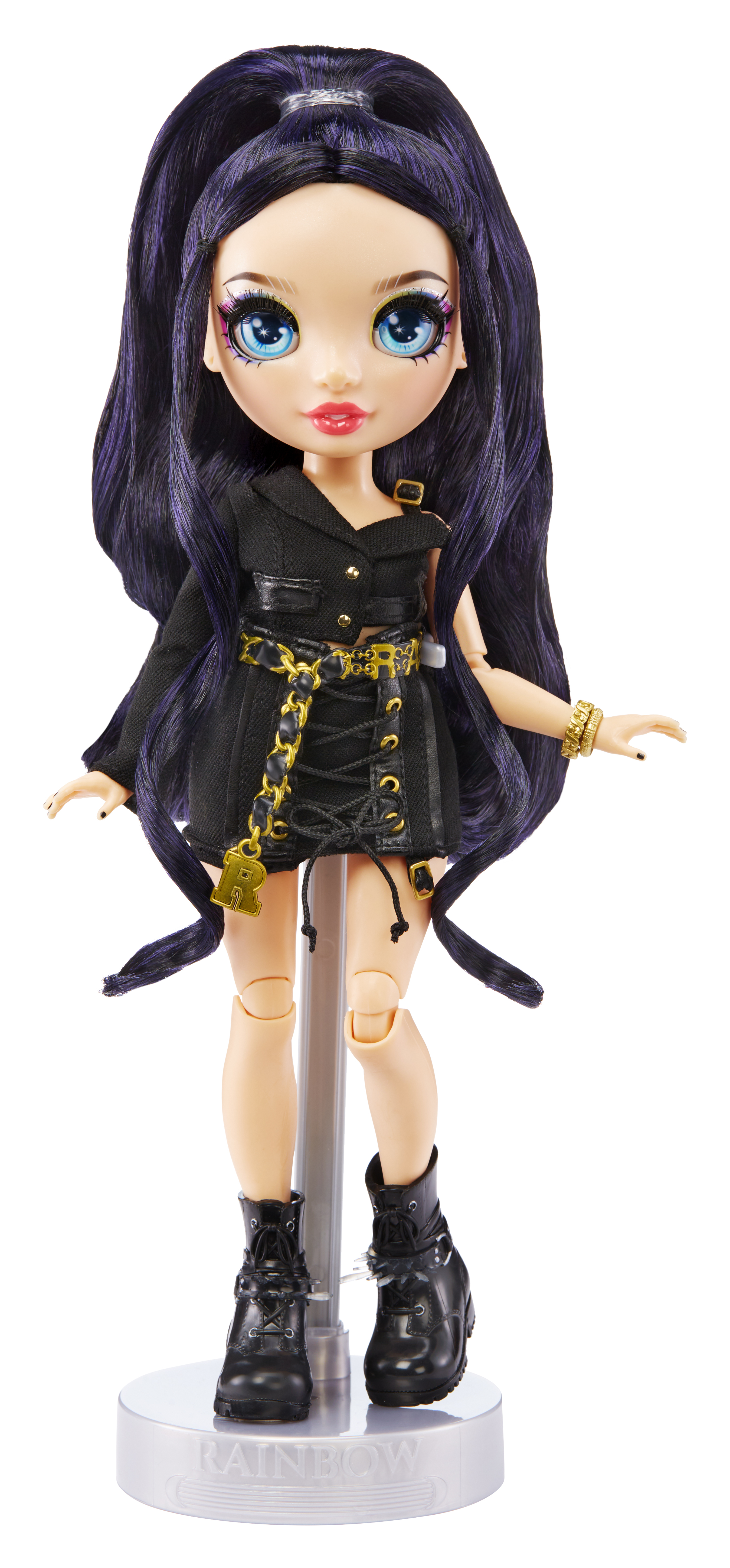 Lalka Rainbow High z ciemnofioletowymi włosami, czarną sukienką i butami. Lalka stoi na podstawce.