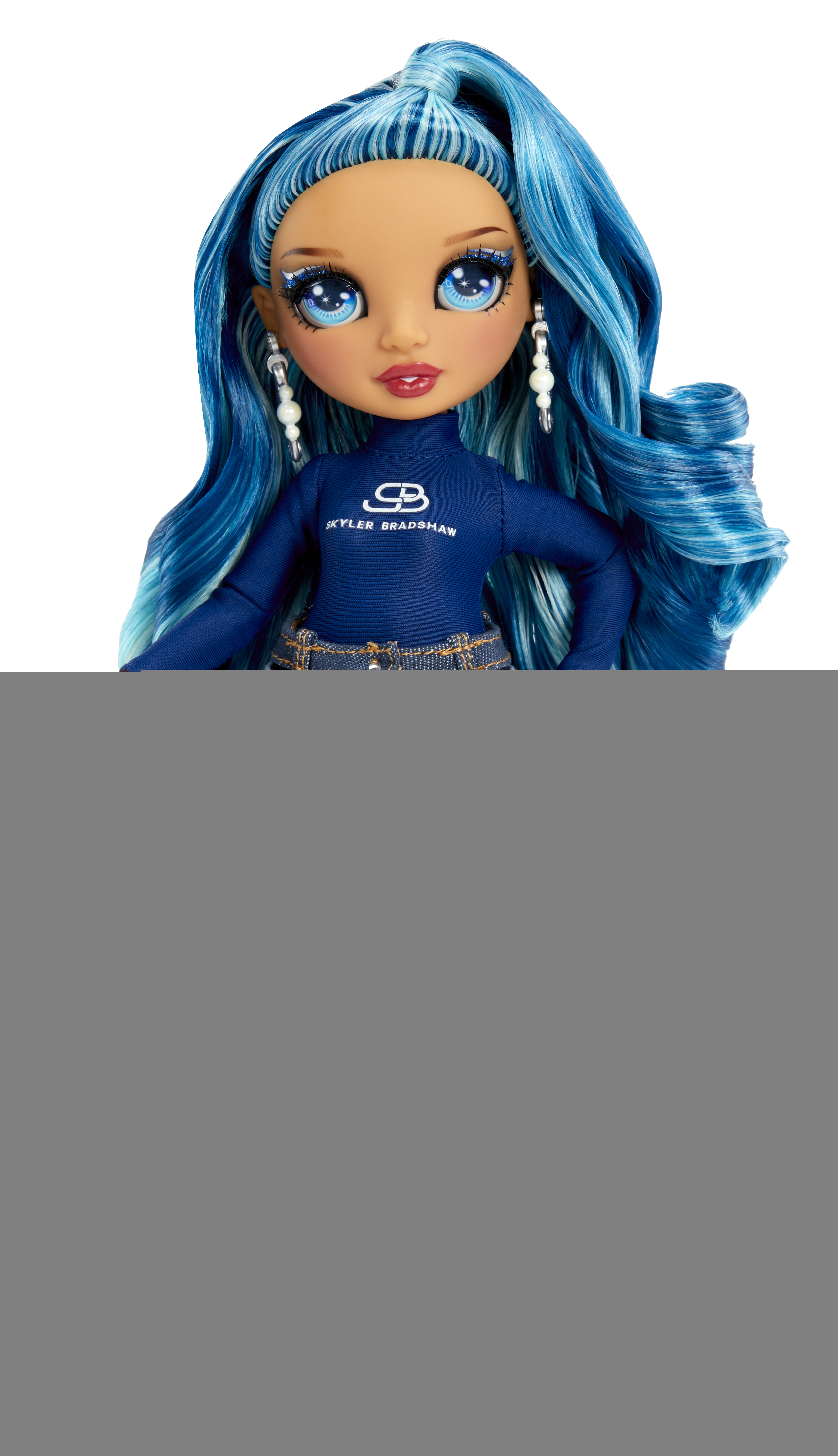 Lalka z niebieskimi włosami i ciemnoniebieskim strojem. Lalka ma duże niebieskie oczy i długie kolczyki.