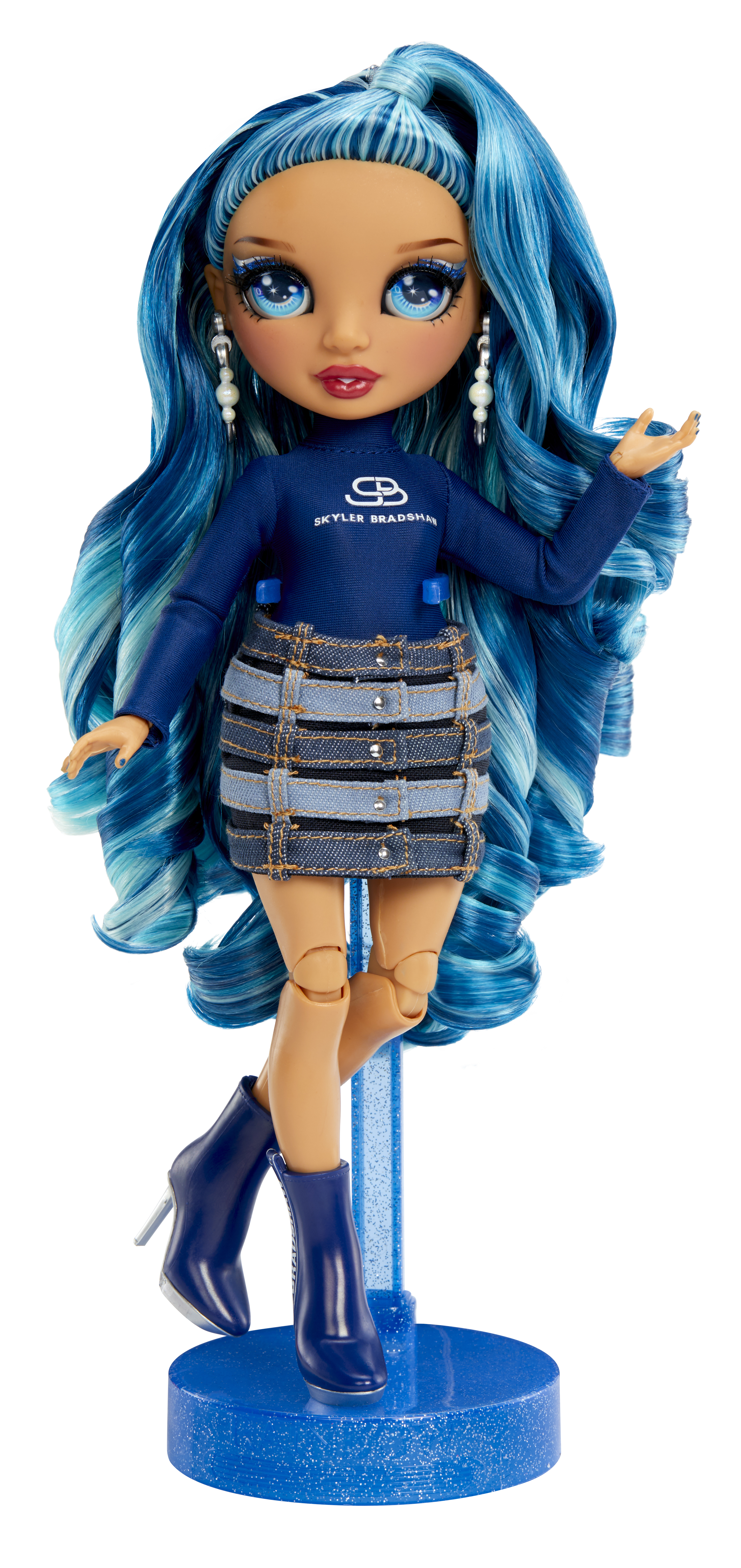 Lalka z niebieskimi włosami, ubrana w dżinsowy strój na niebieskim stojaku.