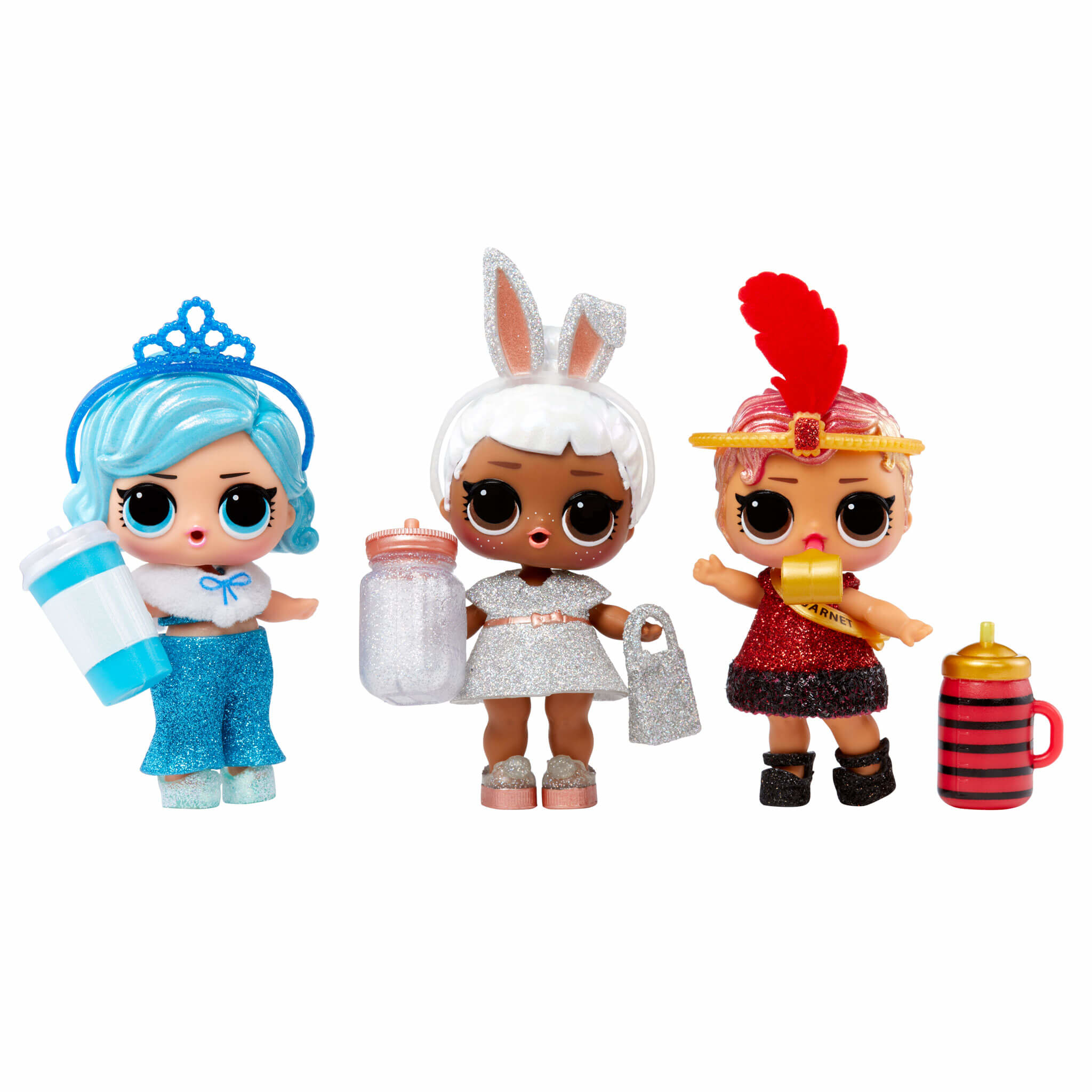 Trzy lalki LOL Surprise, trzymające akcesoria, na białym tle.