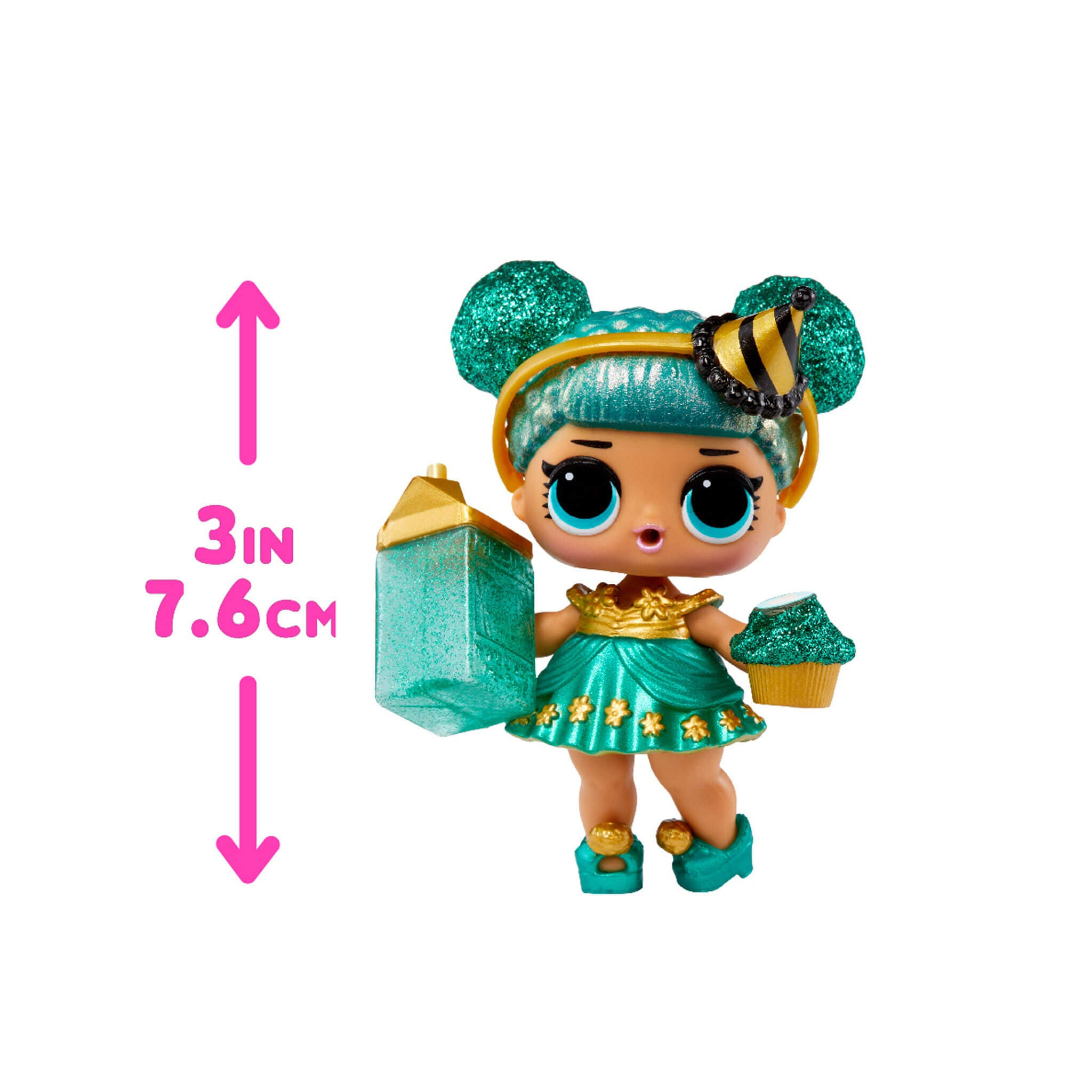 Lalka trzymająca pudełko i babeczkę. Lalka ma 3 cale wysokości. Białe tło.