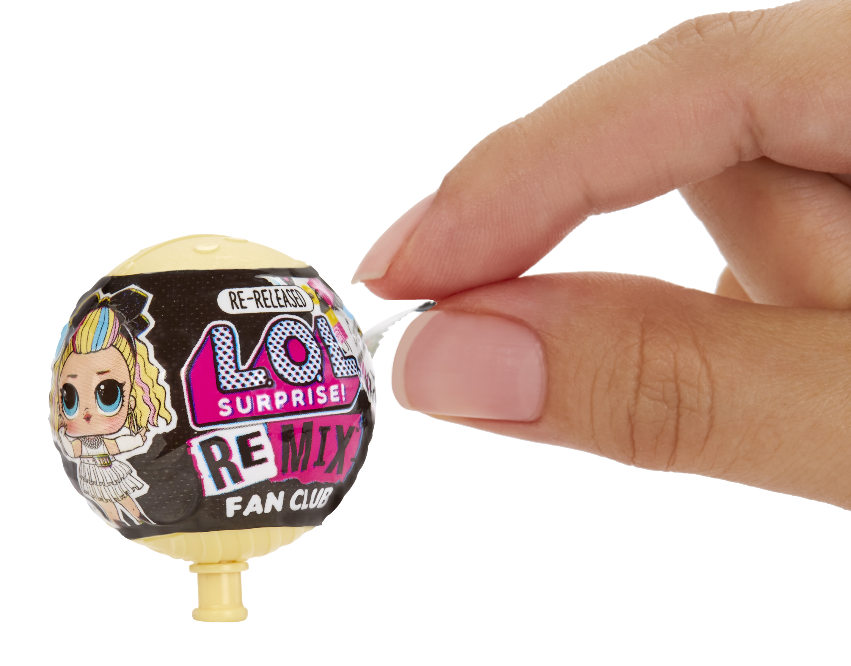 Eine Hand schält die Oberseite eines LOL Surprise Remix Balls ab.