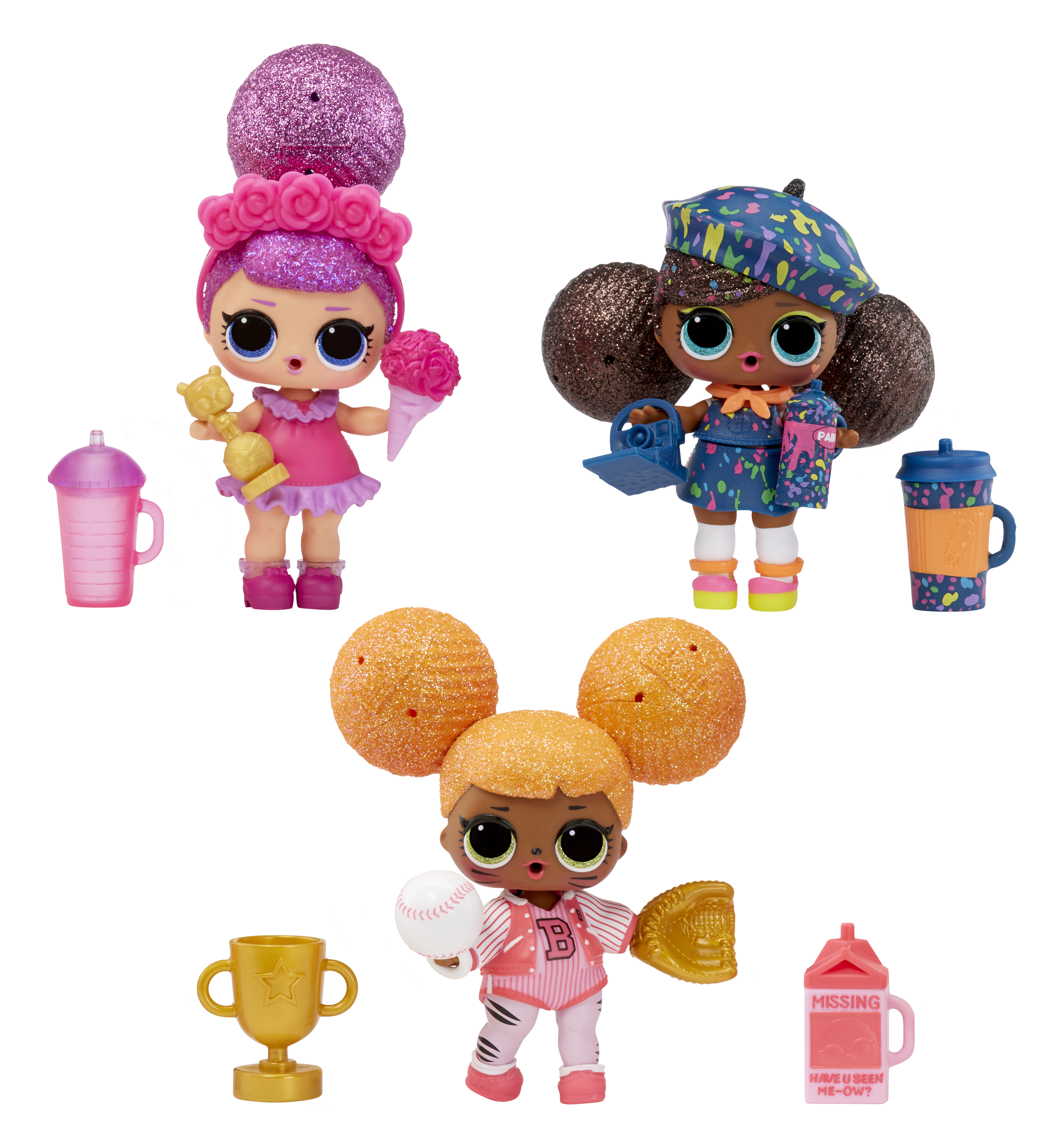 Drei LOL Surprise Puppen. Jede Puppe hat ein einzigartiges Outfit, Frisur und Accessoires wie Tassen und Trophäen.