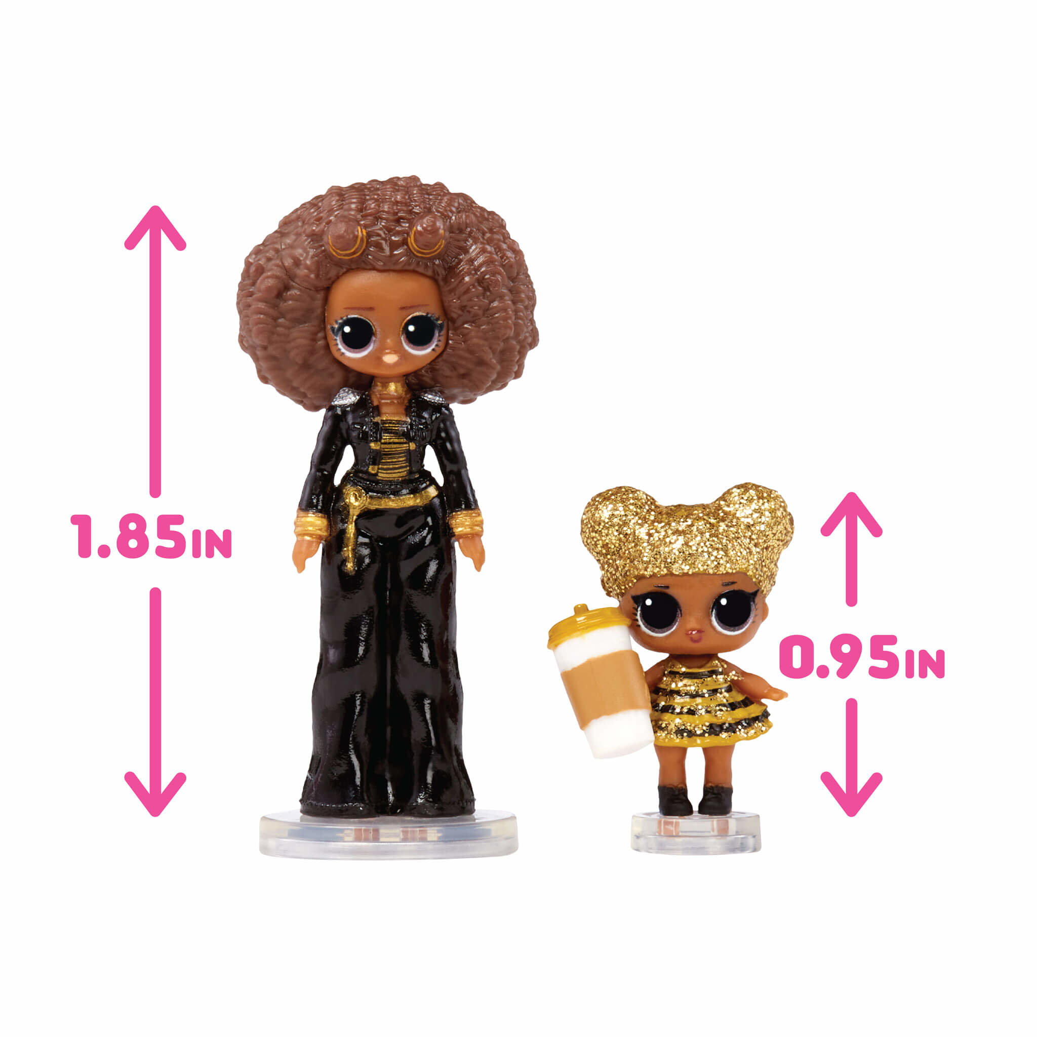 Dwie lalki LOL ze strzałkami pomiarowymi. Jedna wysoka, druga mała. Lalki stoją na białej powierzchni.