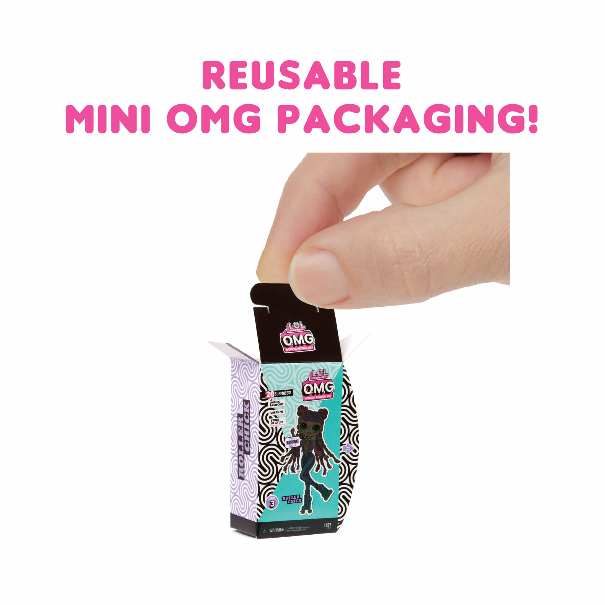 Ręka otwiera małe pudełko z lalką w środku. Tekst brzmi: OPAKOWANIE MINI OMG WIELOKROTNEGO UŻYTKU!