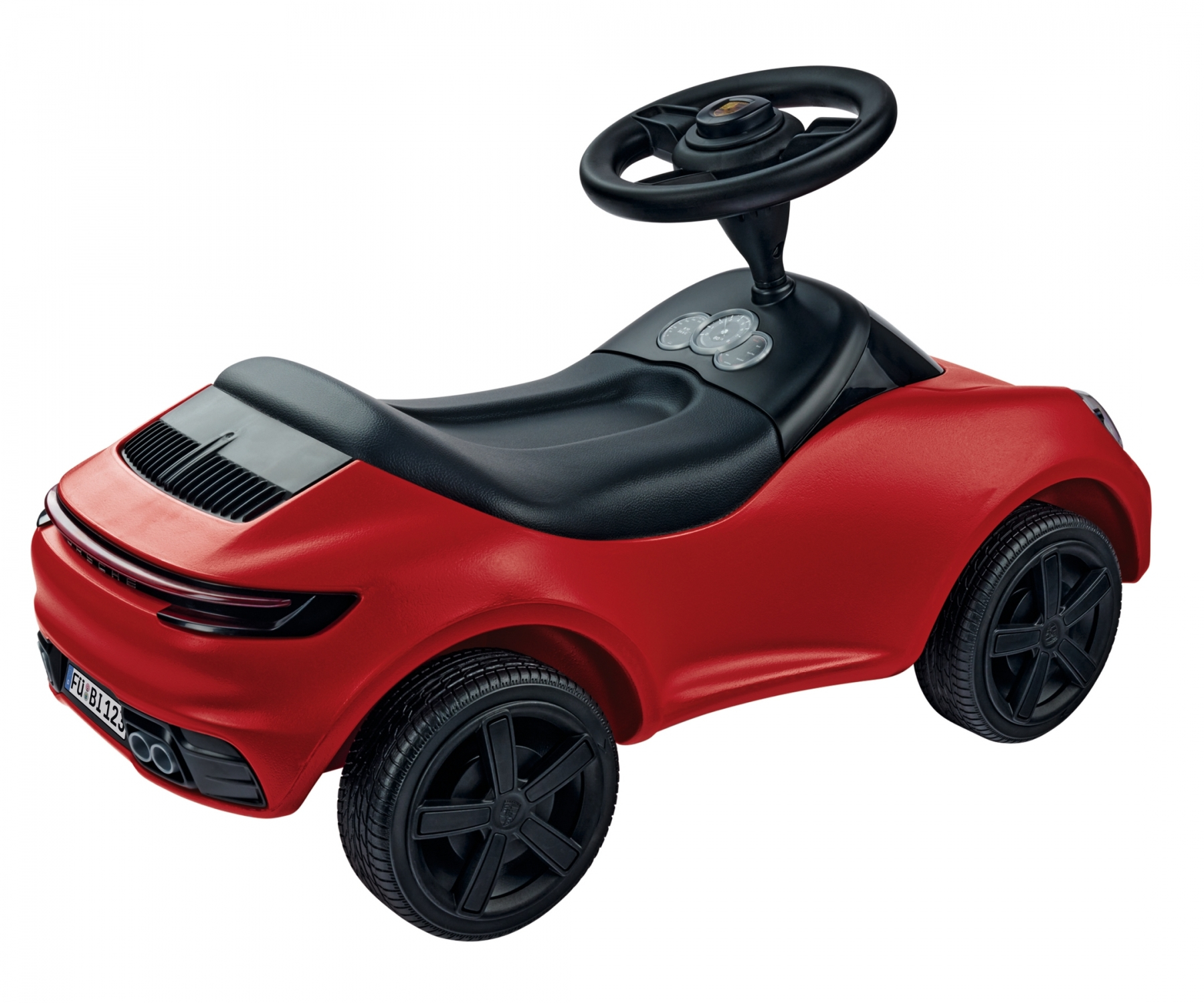 Ein rotes, sportliches Spielzeugauto mit schwarzen Rädern, einem schwarzen Sitz und einem Lenkrad, isoliert auf Weiß.