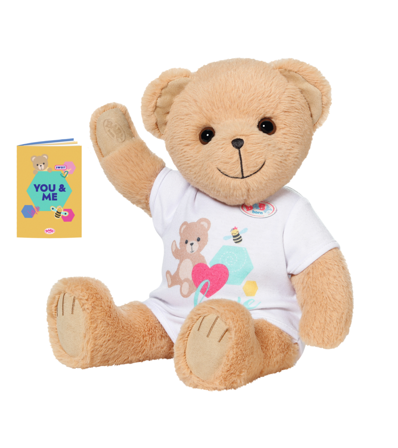 Hellbrauner Teddybär mit weißem Hemd mit Bären- und Herzdesign. Daneben ein Buch mit der Aufschrift You & Me.