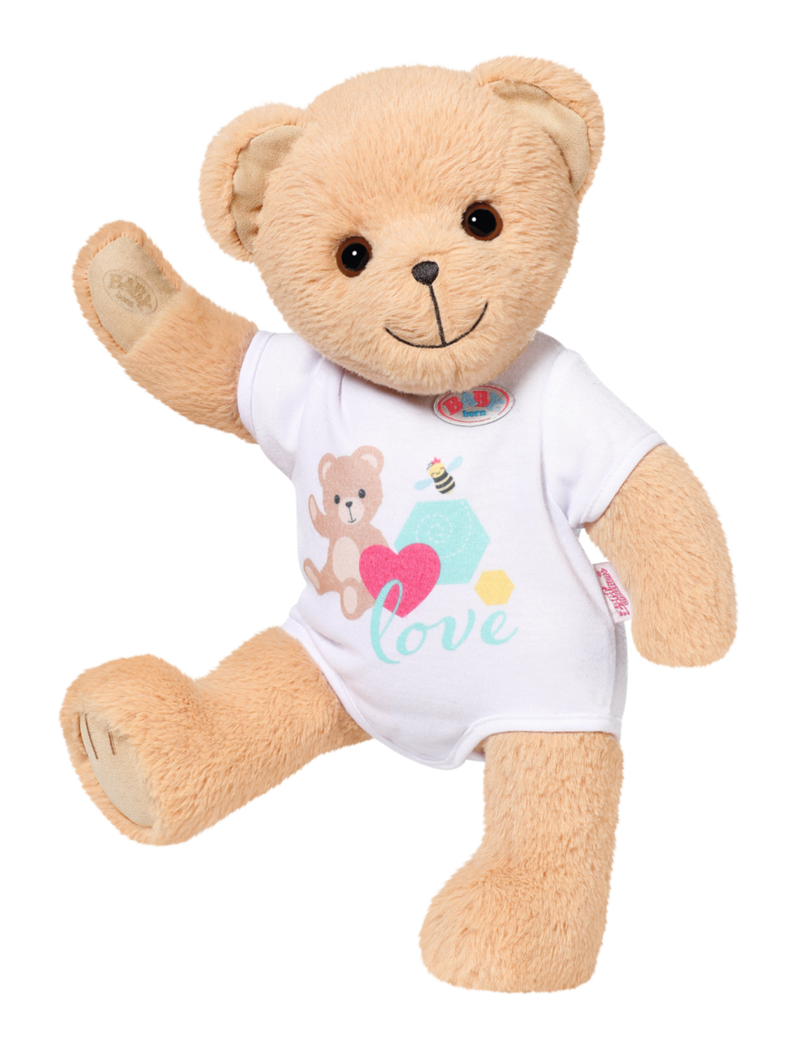 Teddybär mit weißem Hemd, das einen Cartoon-Bären und ein Herz mit der Aufschrift 'love' hat. Es ist vor weißem Hintergrund platziert.