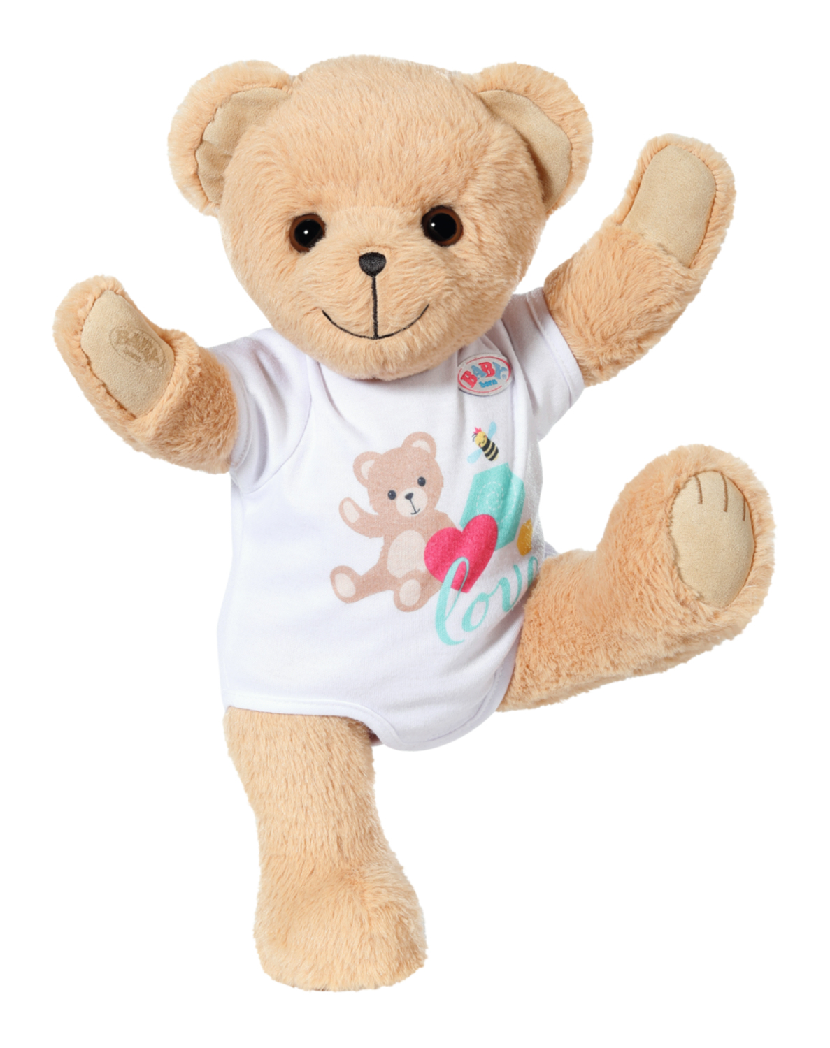 Ein Teddybär mit einem weißen Hemd mit Bär-Grafik und dem Wort 'love'. Er hat die Arme oben und ein Bein gehoben.