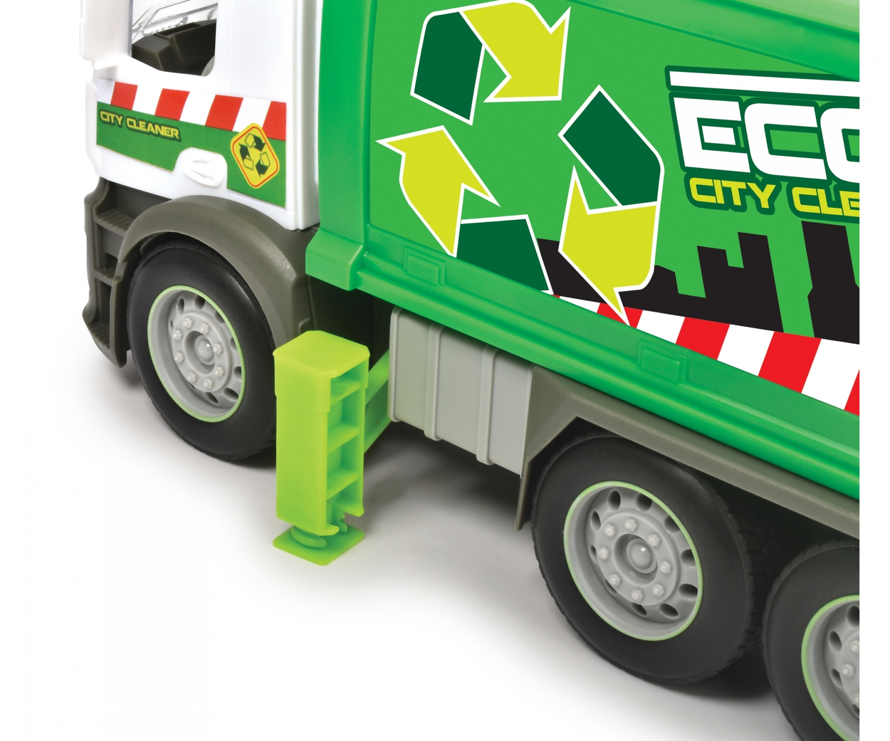Zbliżenie zabawkowego śmieciarki z zielonymi detalami na białym tle.