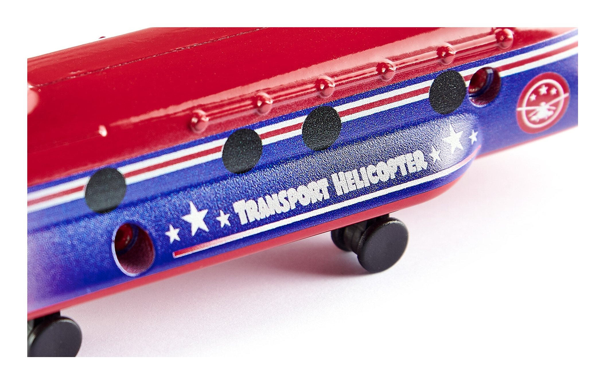 Roter und blauer Transporthubschrauber.