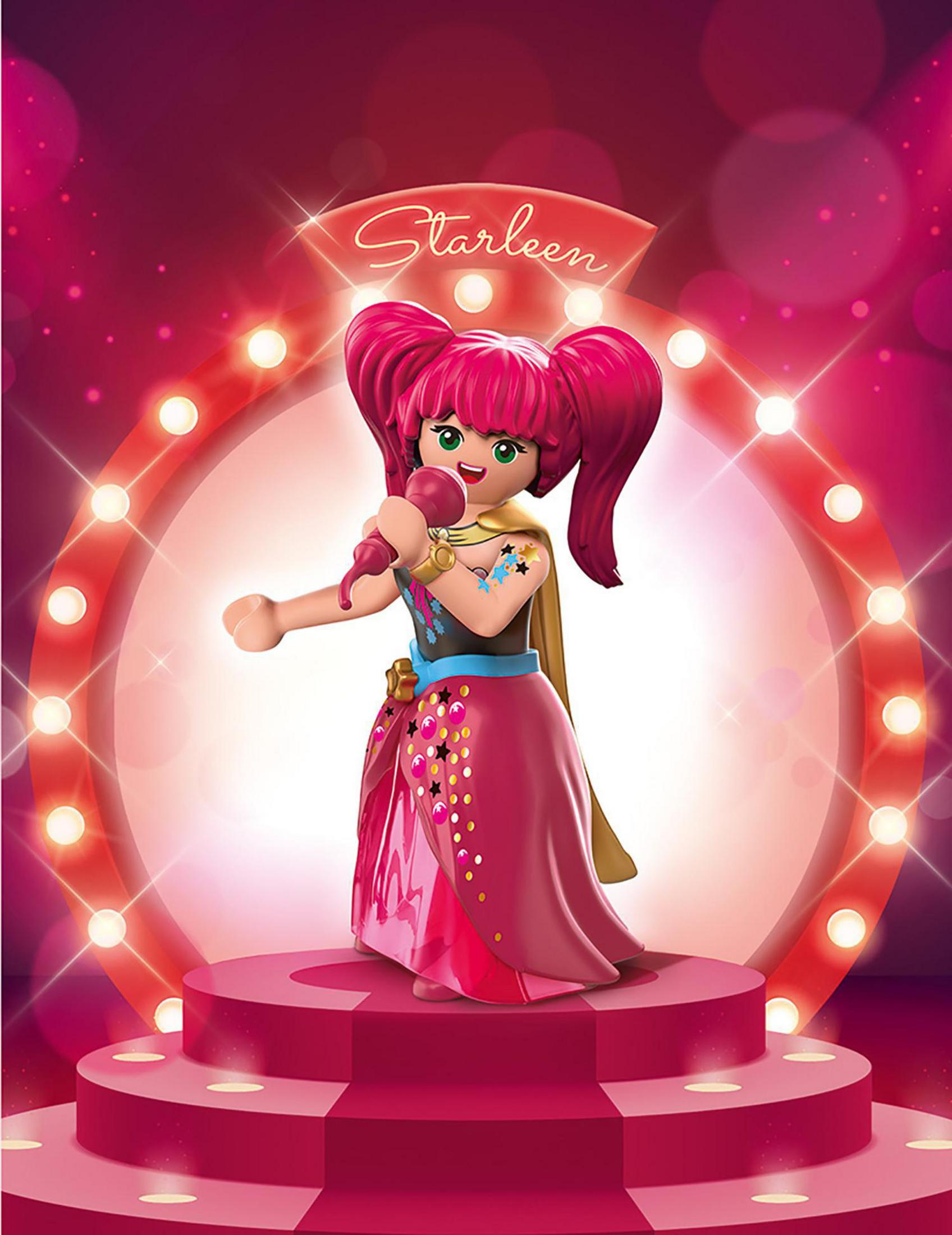 Una muñeca en el escenario con cabello rosa, un vestido rosa y un micrófono, con un foco.