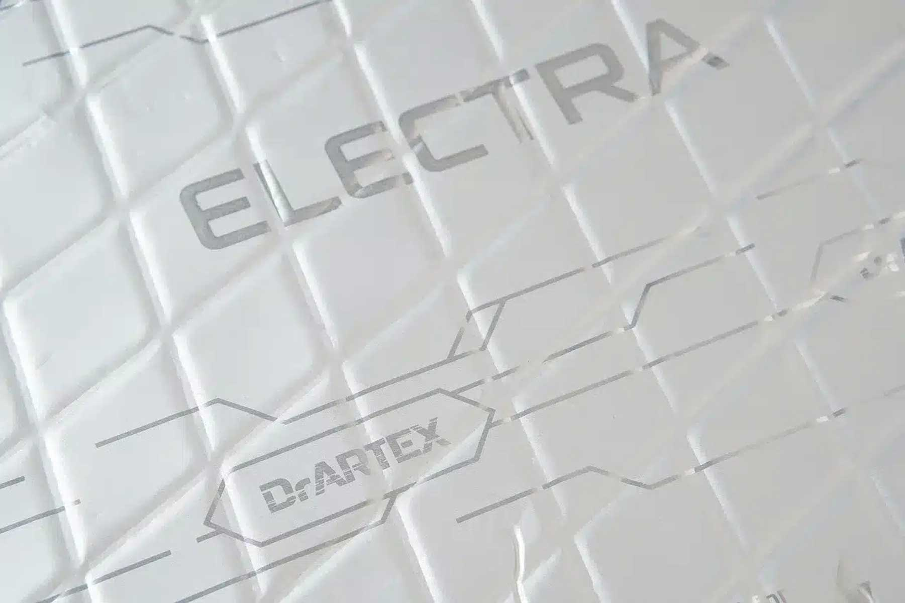 Nahaufnahme eines weißen Materials mit Rautenmuster, mit den Wörtern 'ELECTRA' und 'D-ARTEX'.