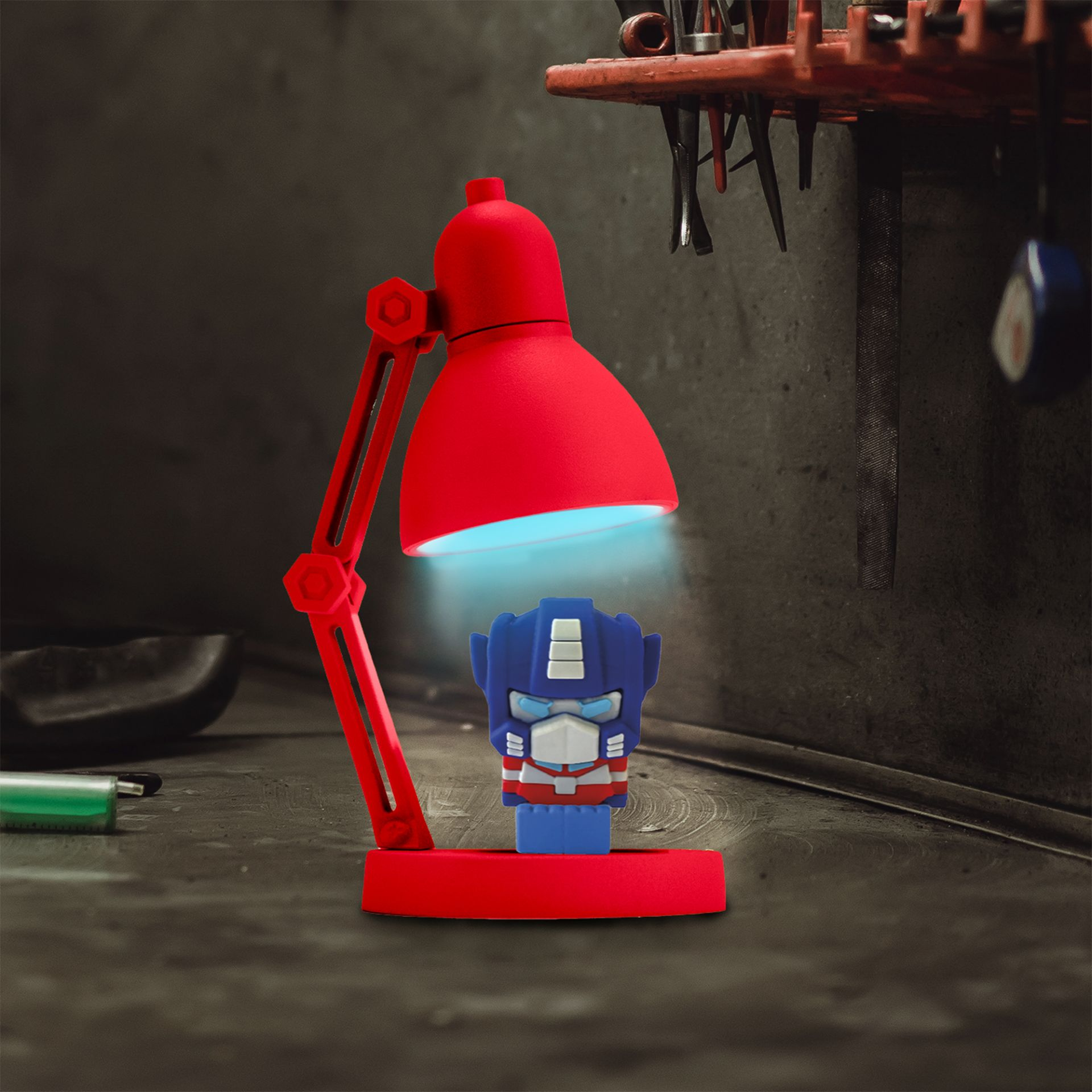 Rote Schreibtischlampe mit blauem Licht, das auf einen blau-roten Roboterkopf scheint.