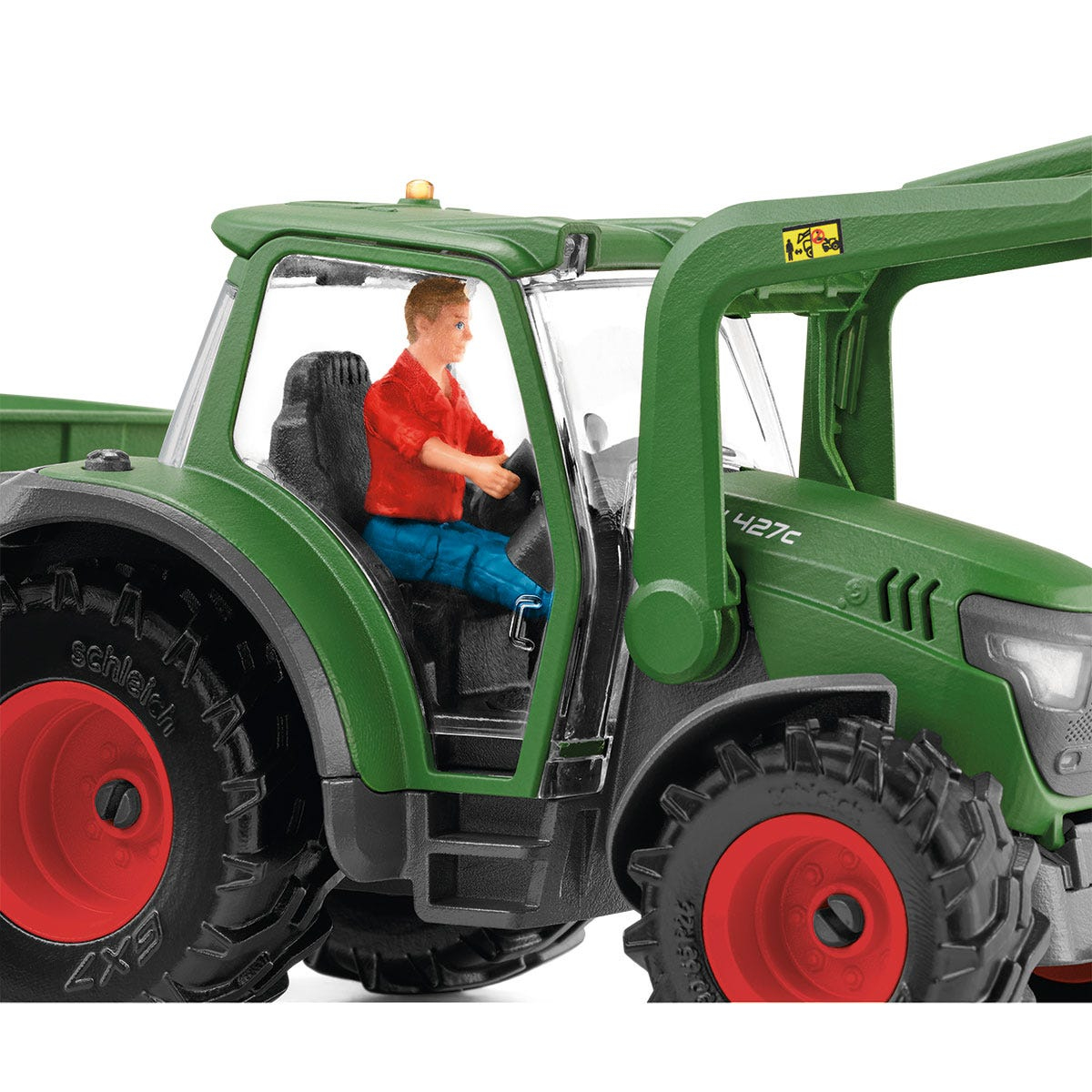 Grüner Spielzeugtraktor mit einer Mannfigur darin. Rote Räder. Weißer Hintergrund.