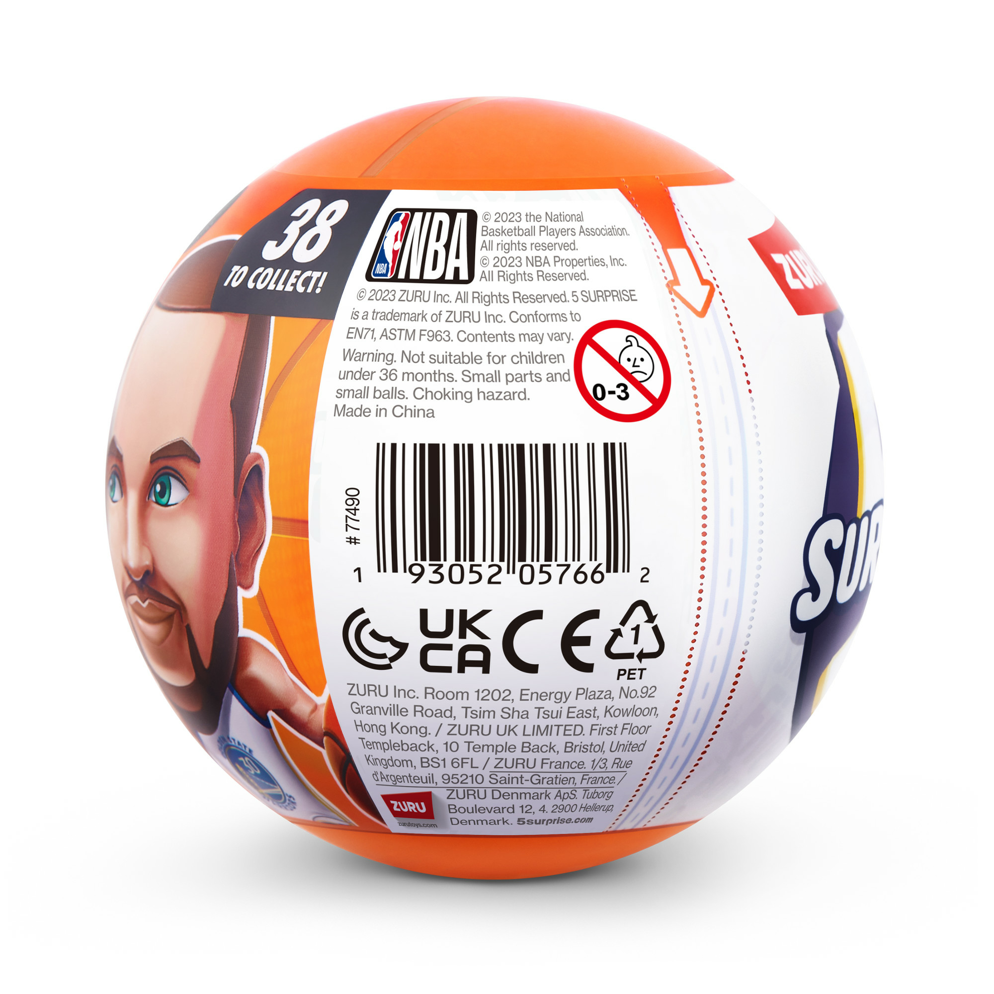 Ein bunter Spielzeugball mit Text und einer Comicfigur, weißer Hintergrund.
