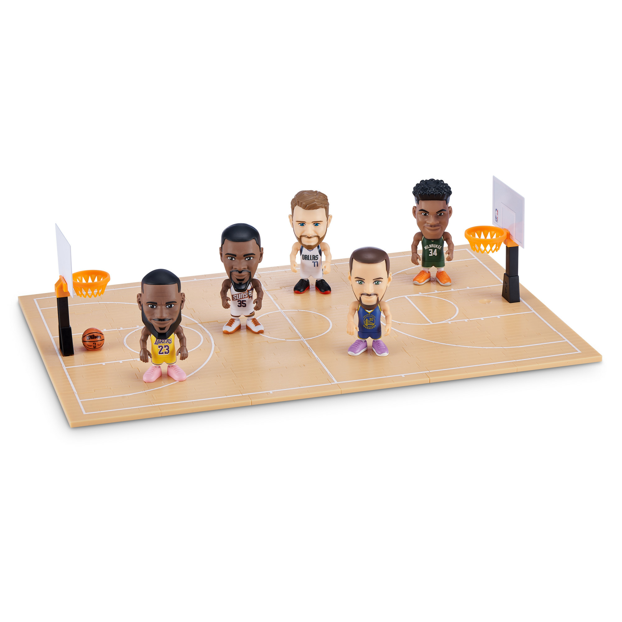 Spielzeug-Basketballplatz mit Mini-Basketballfiguren. Zwei Körbe mit einem Ball.