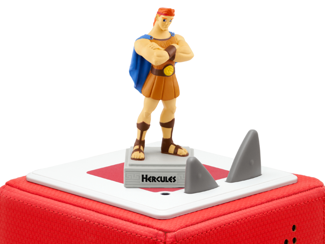 Eine Hercules-Figur steht auf einem roten Sockel mit Haifischflossen-Ausschnitten.