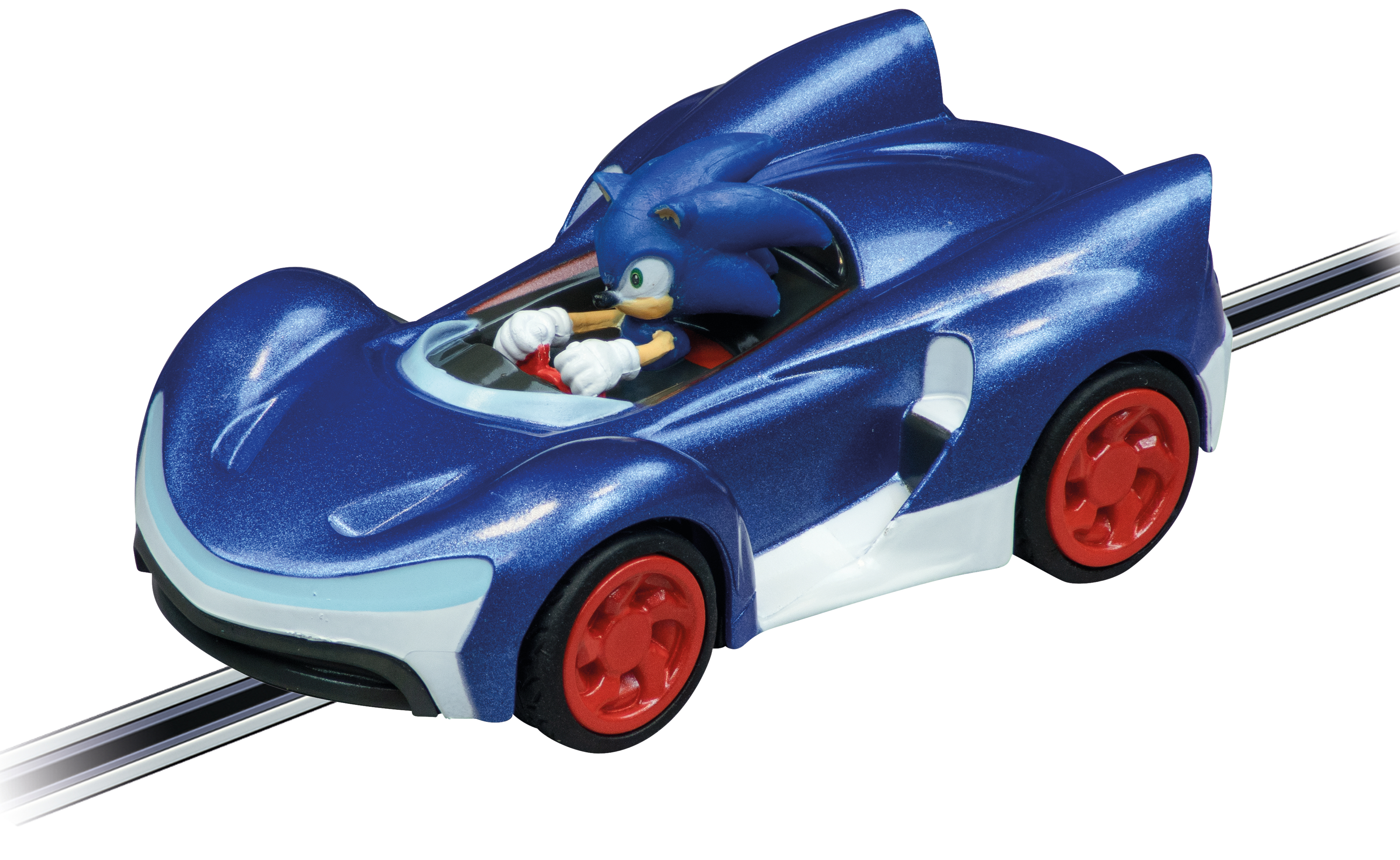 Figurine Sonic dans une voiture de course bleue avec des roues rouges, roulant sur une piste noire.