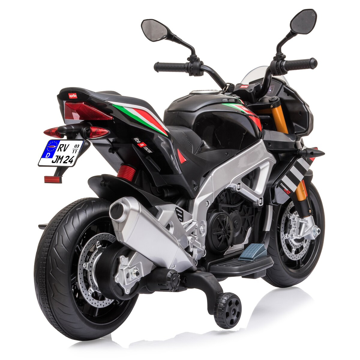 Una moto de juguete negra y plateada con matrícula y fondo blanco.