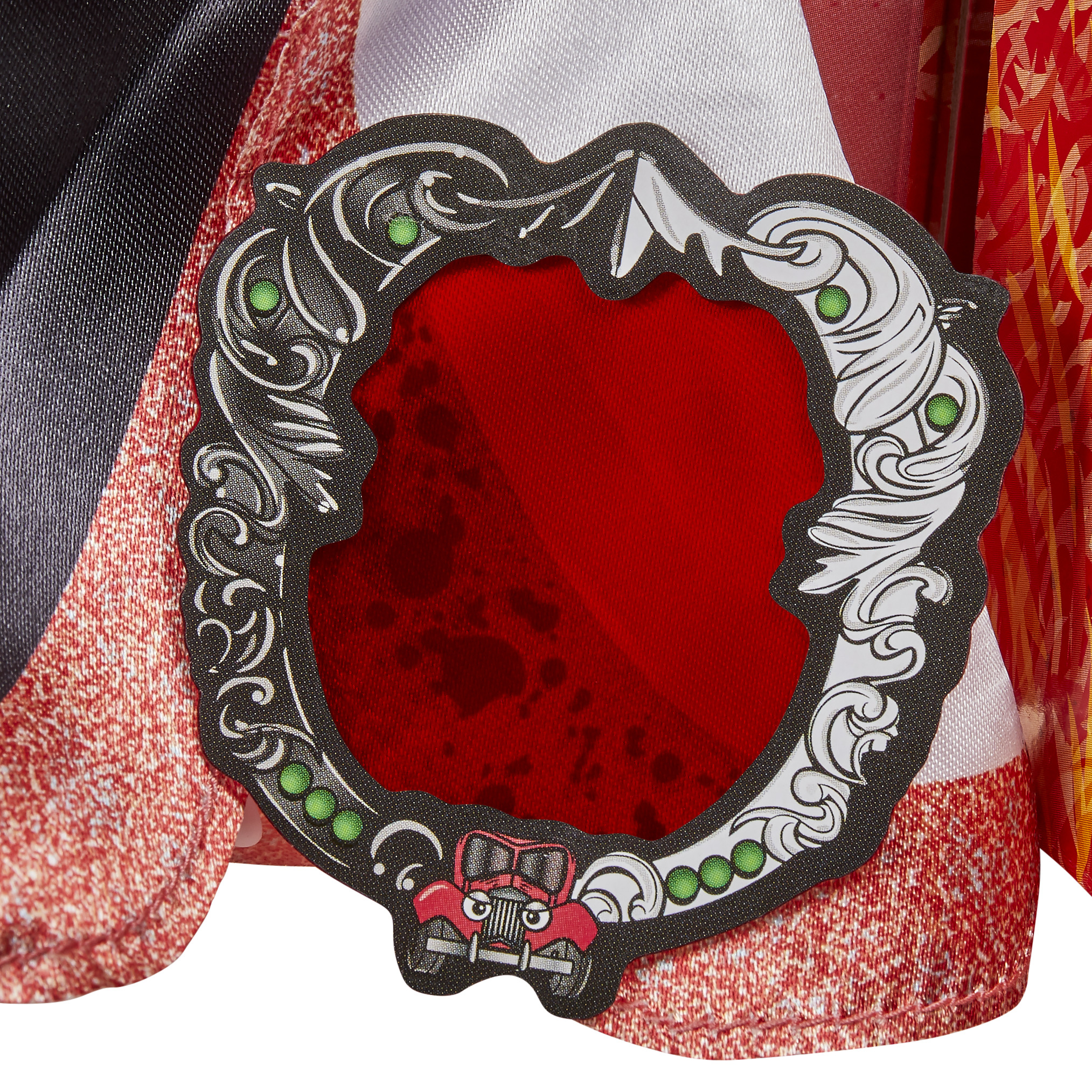 Czerwona, dekoracyjna ramka z samochodem. Tło to wzorzysta, czerwono-biała tkanina.