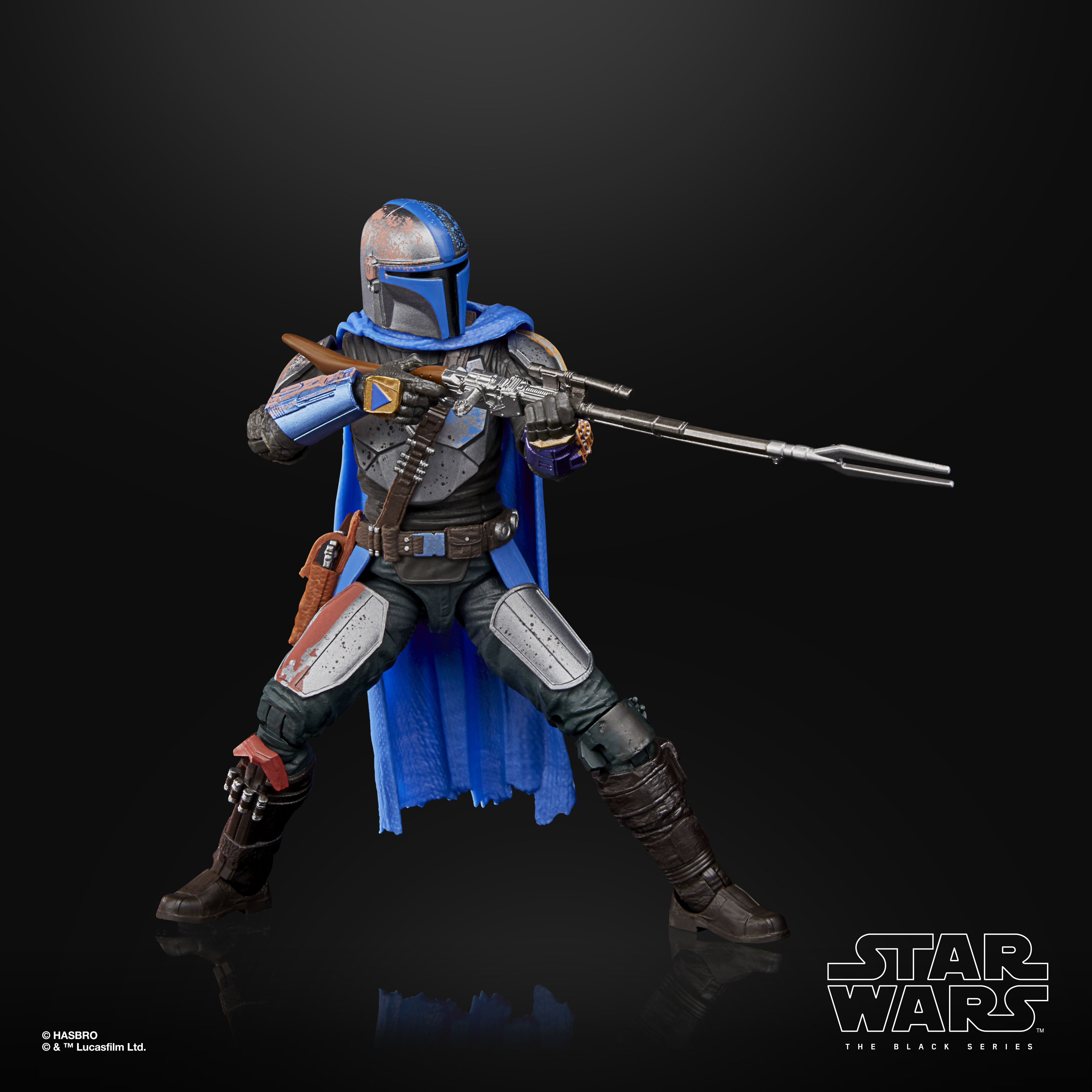 Figurka The Mandalorian w dynamicznej pozie, celująca z karabinu.
