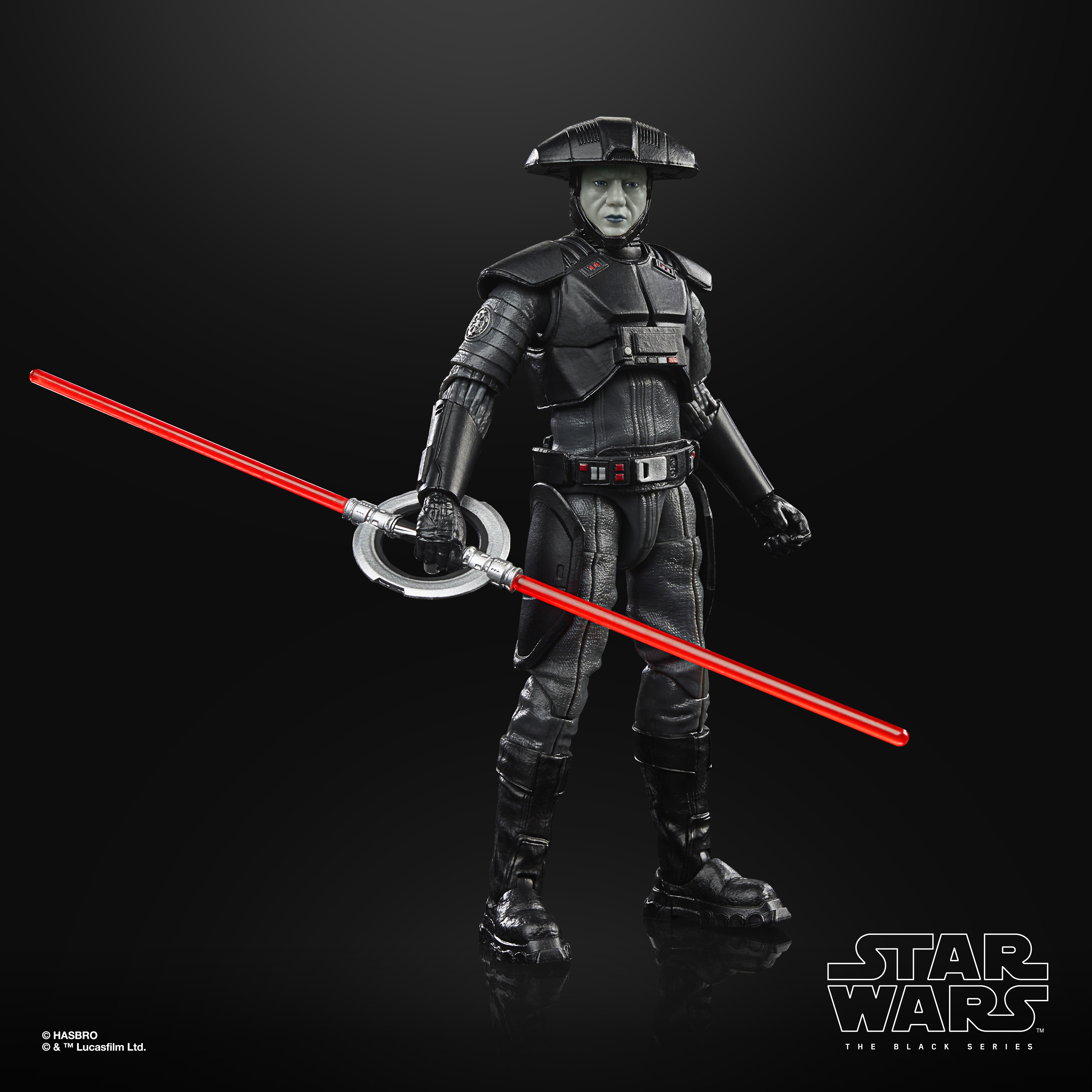 Una figura di Star Wars di un Inquisitore, in uniforme nera, che tiene una spada laser rossa a doppia lama.