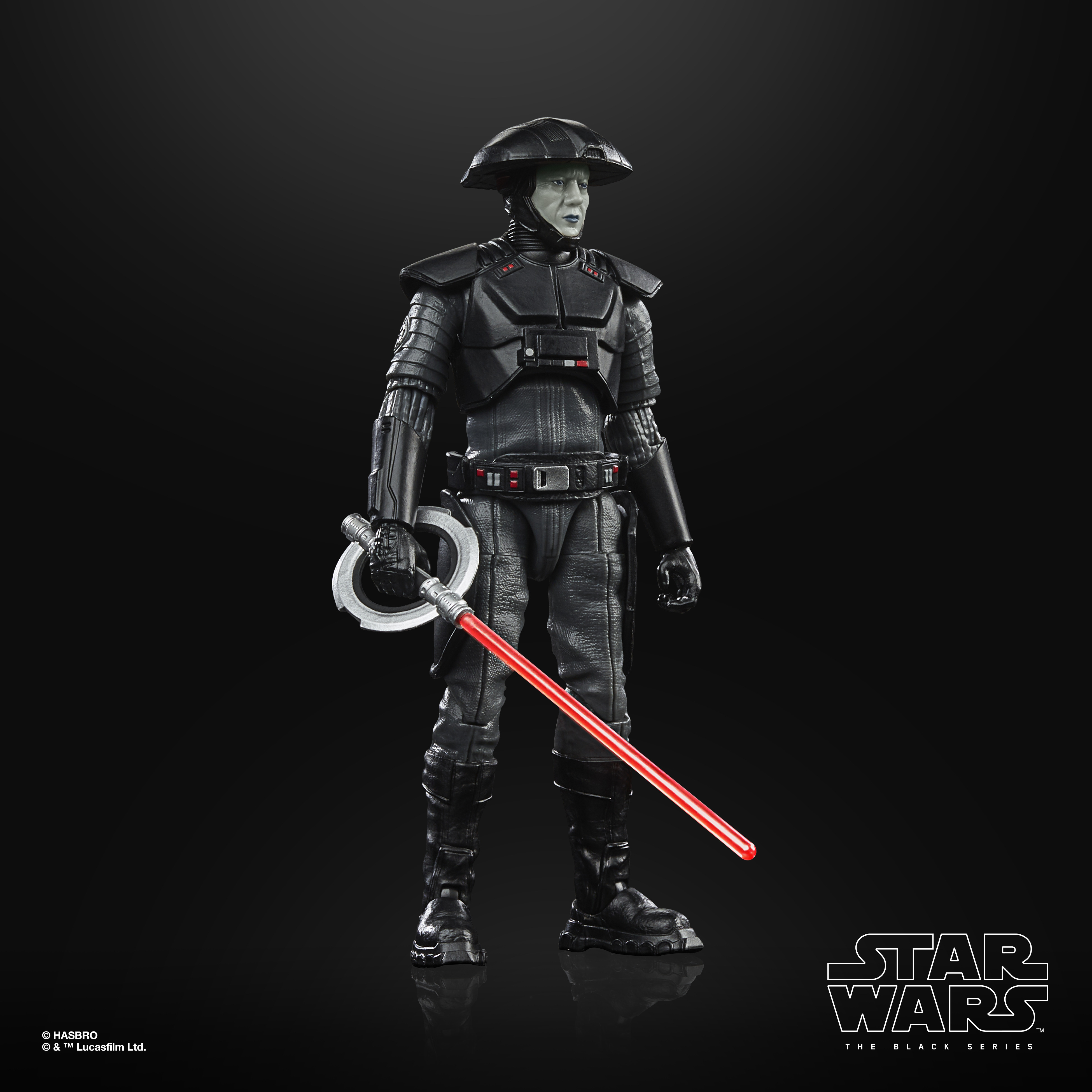 Una figura di Star Wars di un Inquisitore, in uniforme nera, che tiene una spada laser rossa a doppia lama.