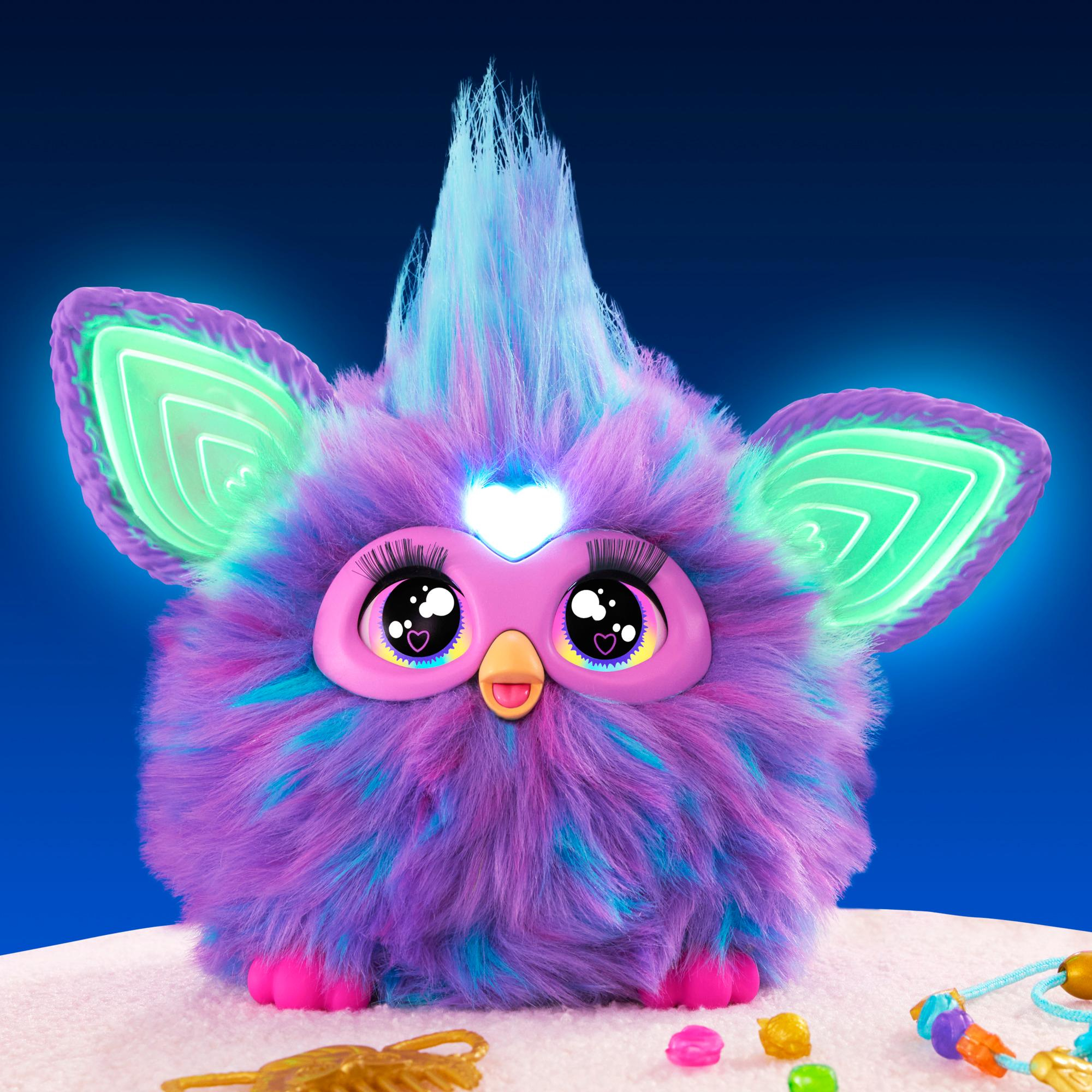 Ein leuchtend violettes Furby-Spielzeug mit leuchtend grünen Ohren, blauen Akzenten und blauem Hintergrund.