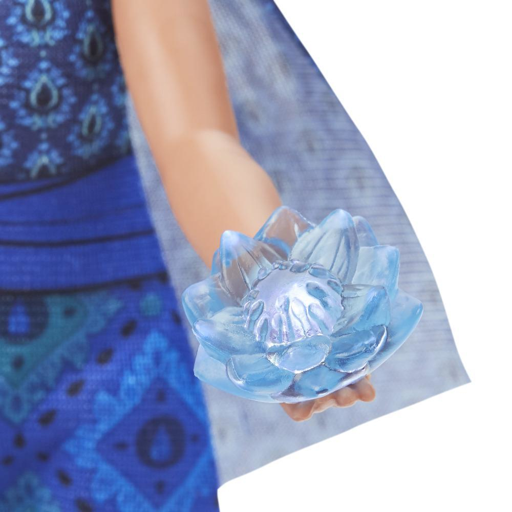 Ramię lalki trzymające niebieski dodatek w kształcie kwiatu, zbliżenie.