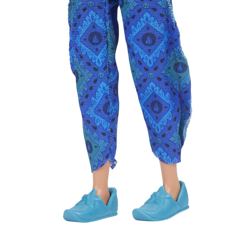 Zbliżenie nóg lalki w niebieskich spodniach w nadruki i niebieskich butach.