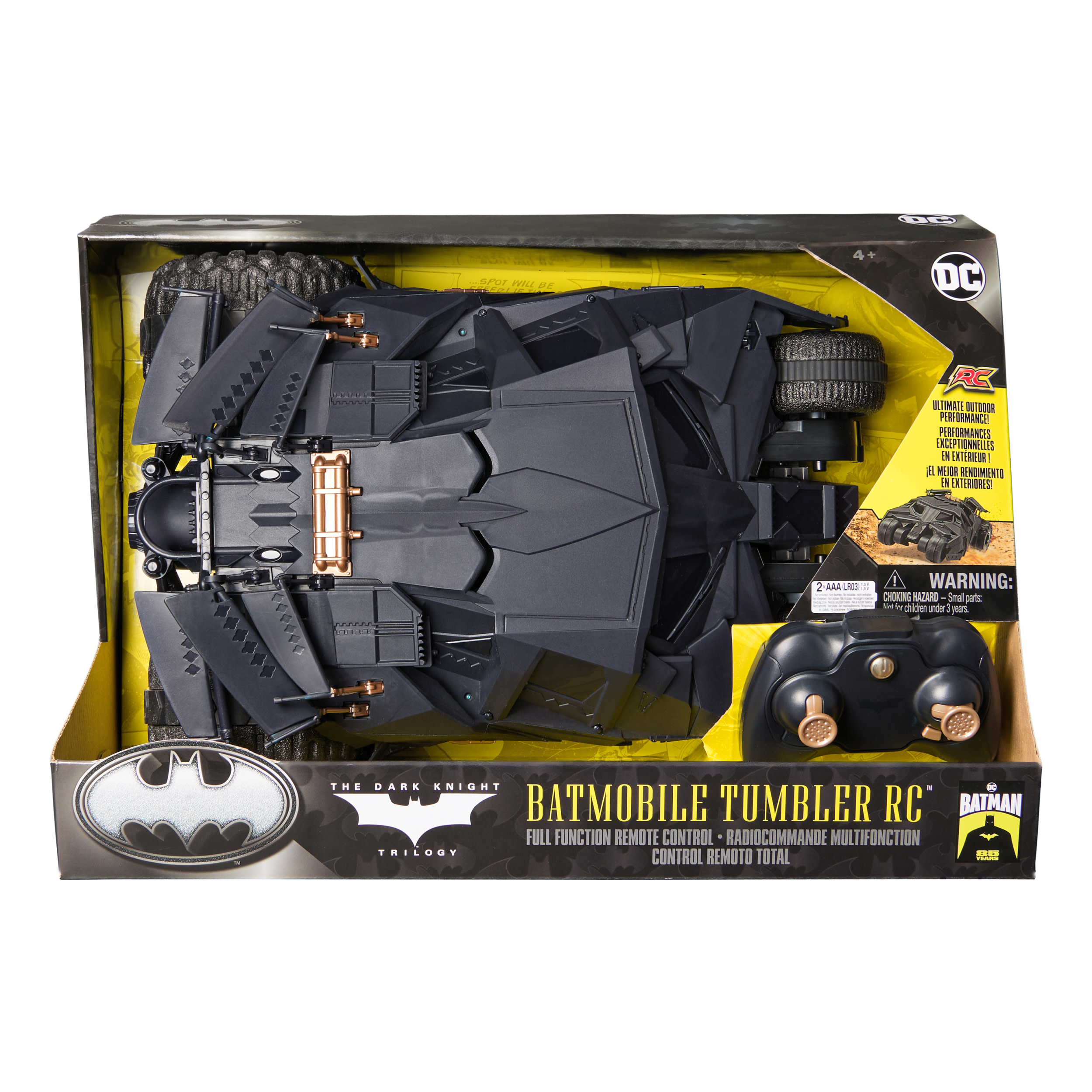 Juguete RC Batmobile Tumbler negro en su caja. Un mando a distancia está en la caja.