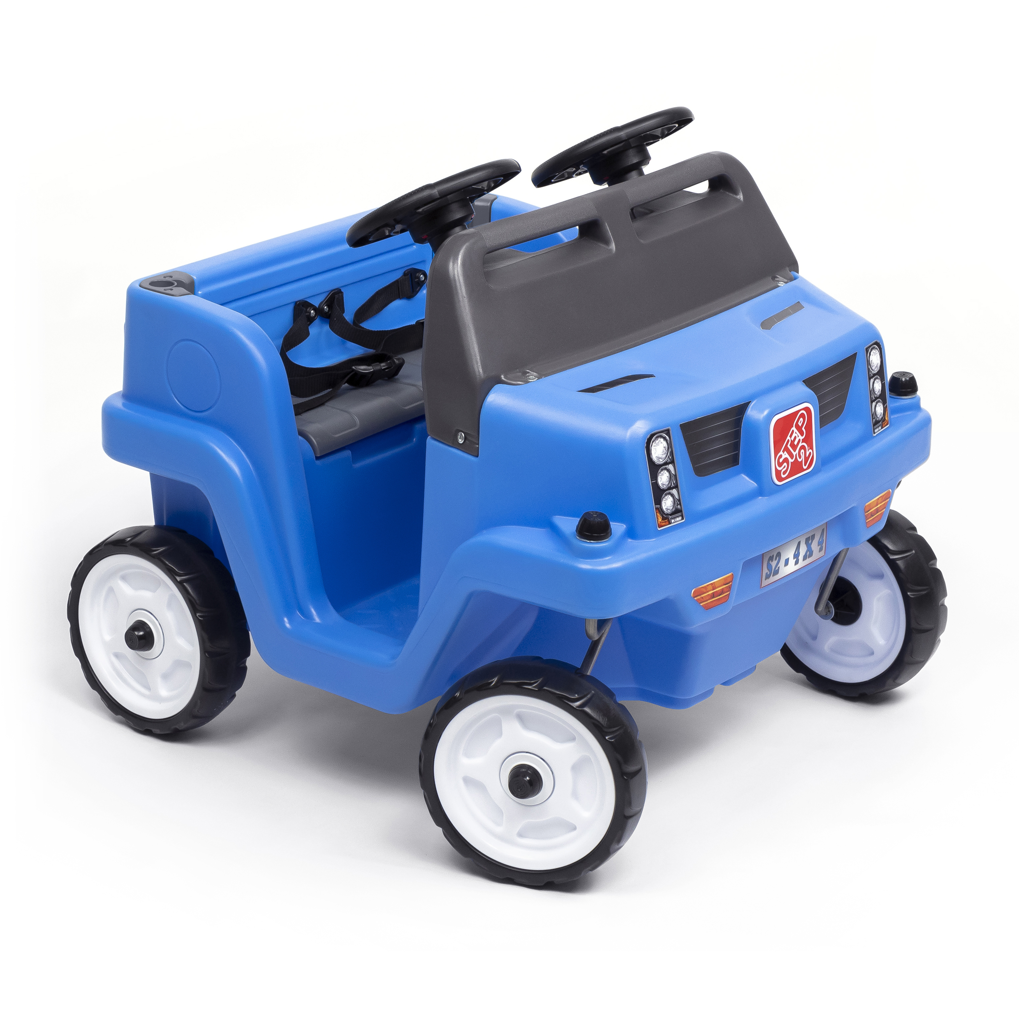 Blaues Spielzeugauto mit zwei Sitzen, einem Lenkrad und weißen Rädern. Der Hintergrund ist weiß.