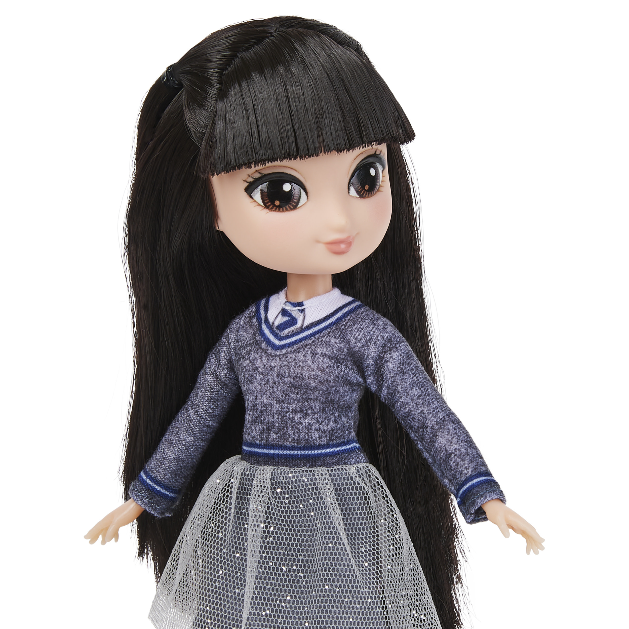 Puppe mit langem, schwarzem Haar, grauem Pullover und Rock, vor weißem Hintergrund.