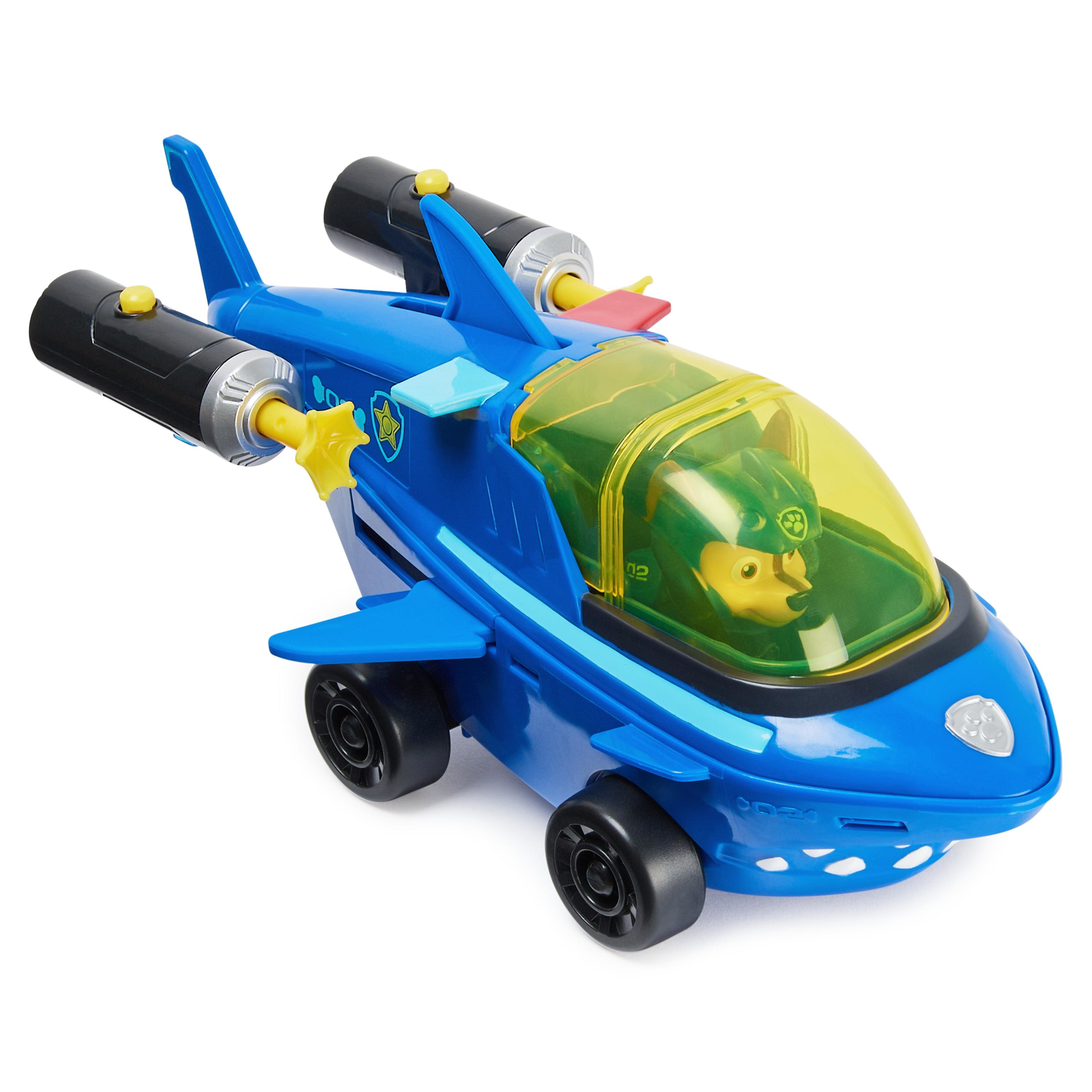 Ein blaues Spielzeugflugzeug mit einer Paw Patrol-Figur im Inneren. Es hat schwarze Triebwerke und gelbe Akzente.