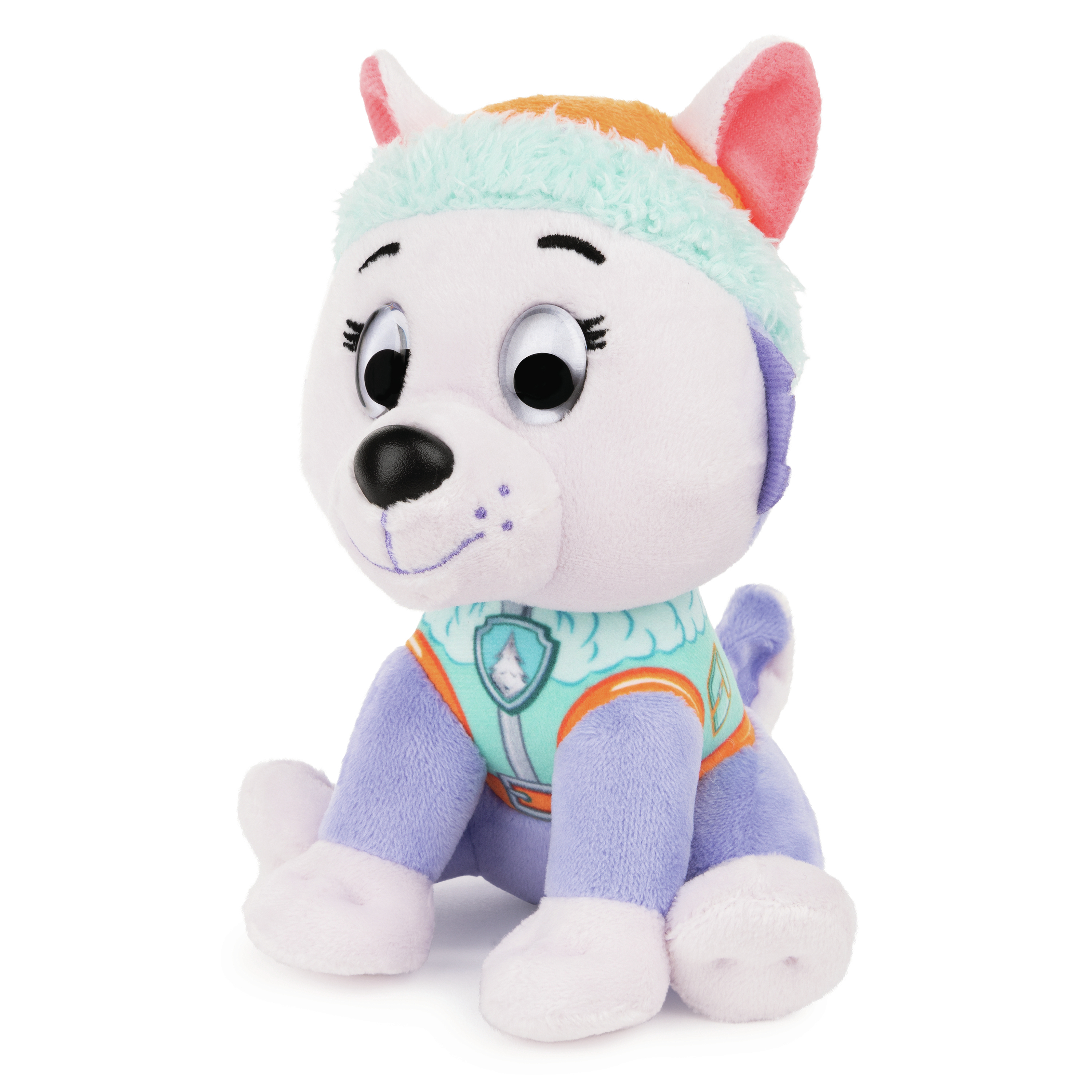 Ein Plüsch-Skye von Paw Patrol, der eine Mütze und Weste trägt und auf weißem Hintergrund sitzt.