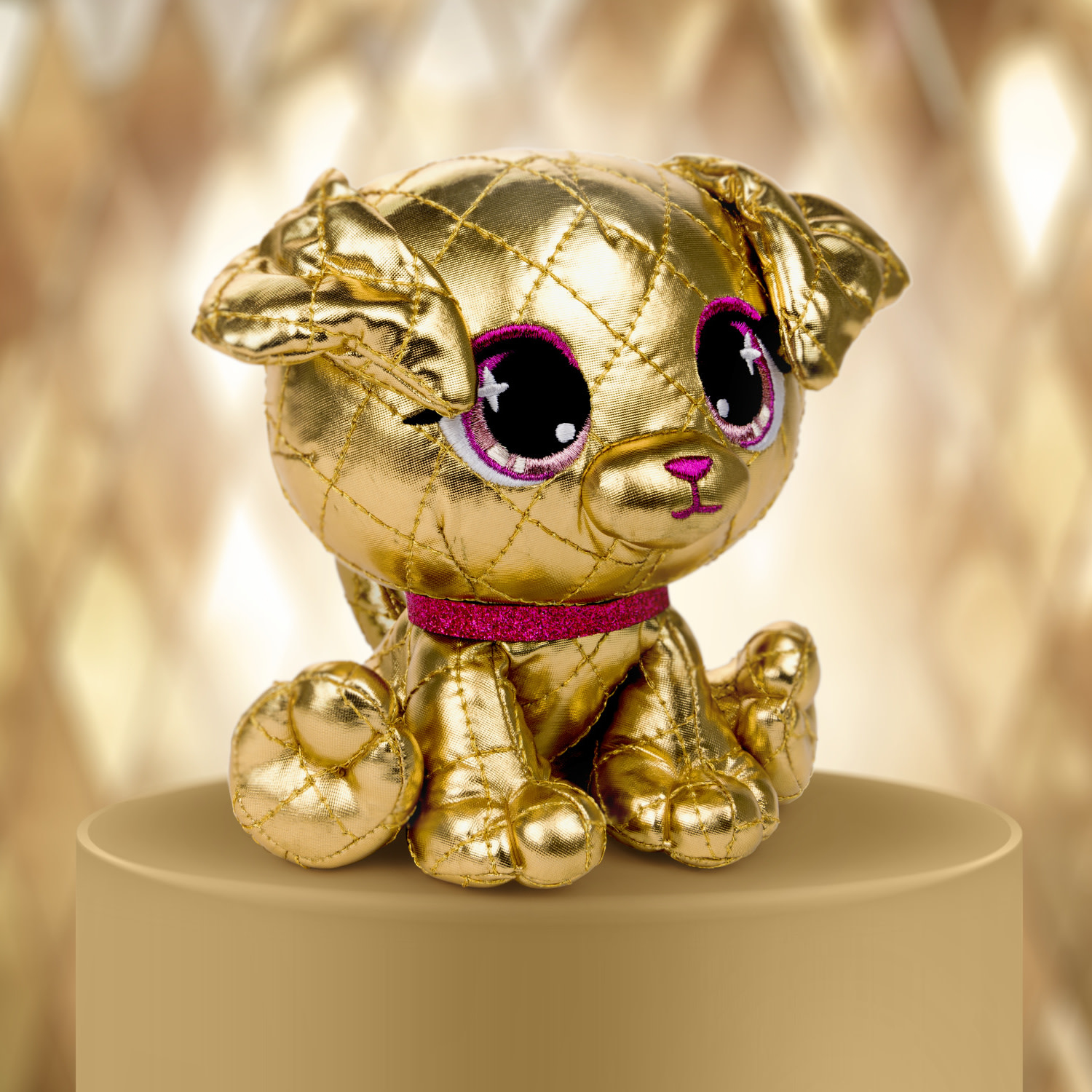 Złota pluszowa zabawka w kształcie psa z różową obrożą siedzi na stojaku. Tło jest złote.