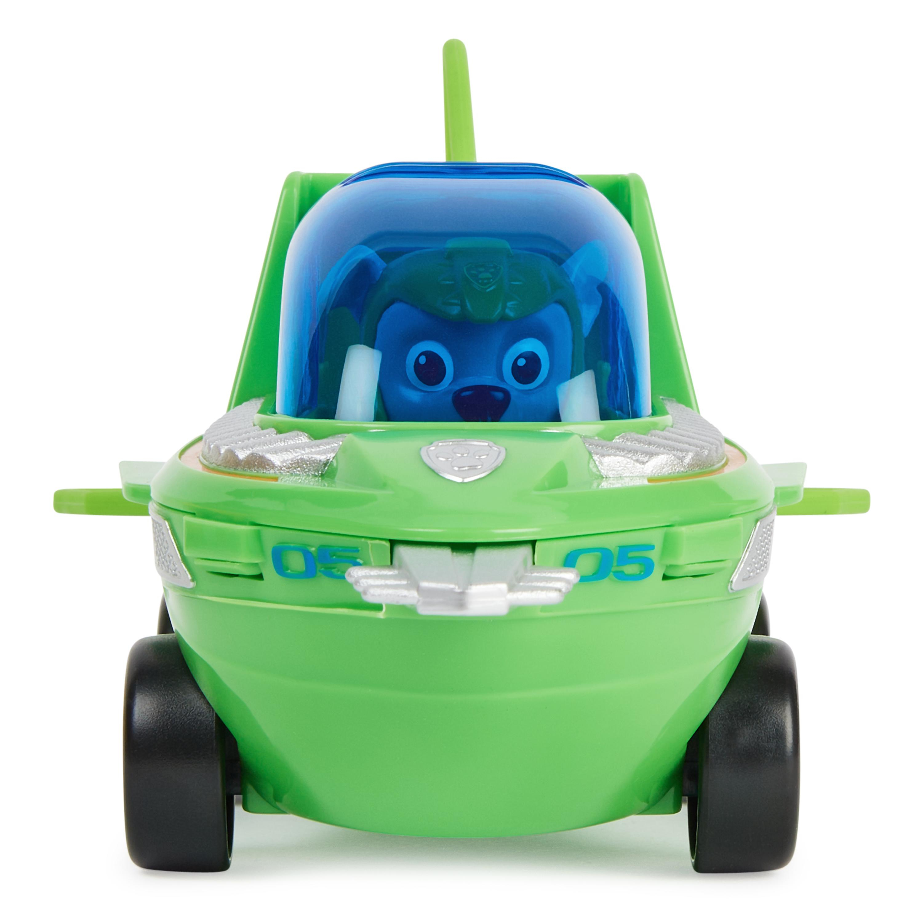 Ein Paw Patrol Spielzeugauto mit einem Hund im Cockpit. Das Auto ist grün mit blauen Akzenten.