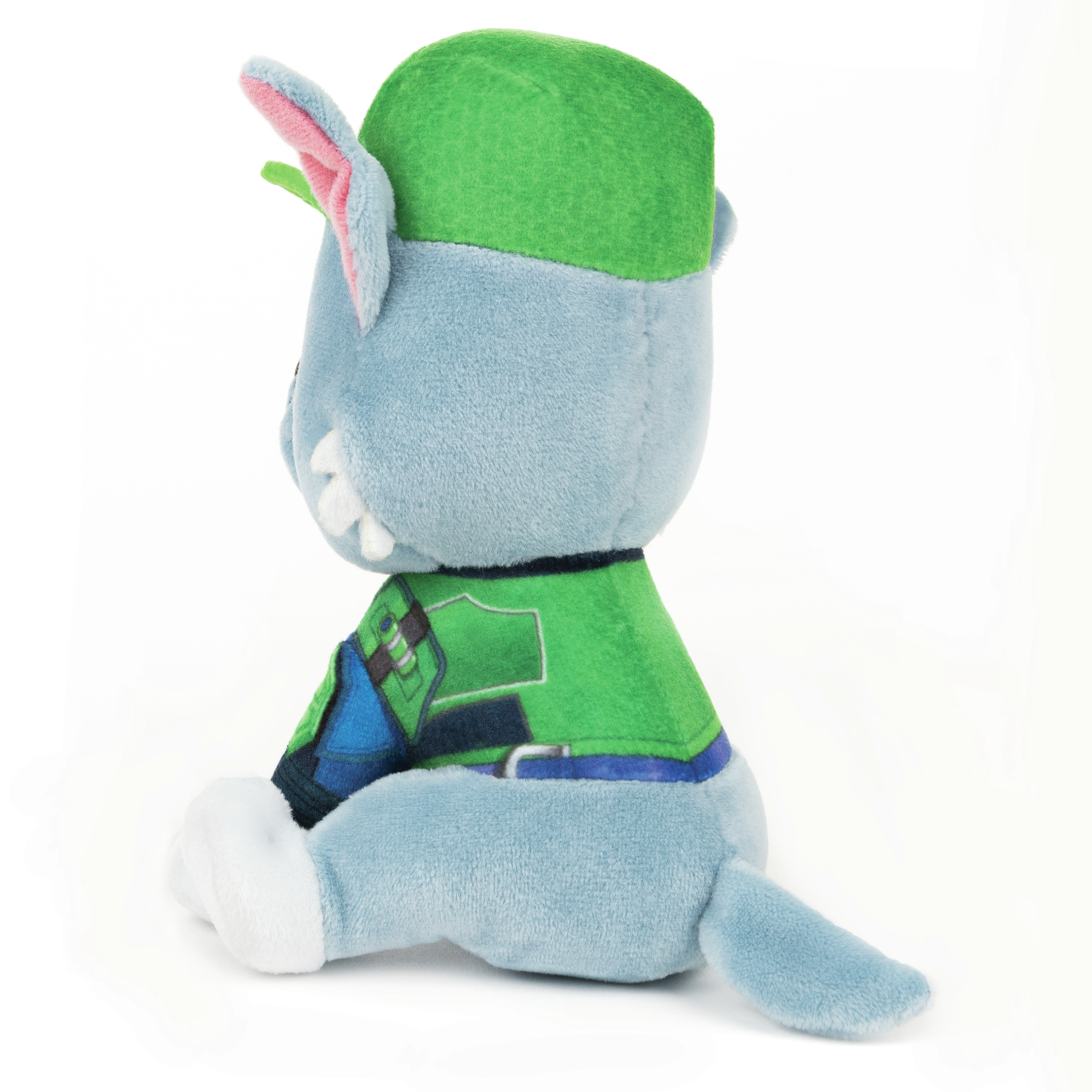 Ein blaues Katzen-Plüschtier mit grün-blauem Outfit, sitzend, Profilansicht.