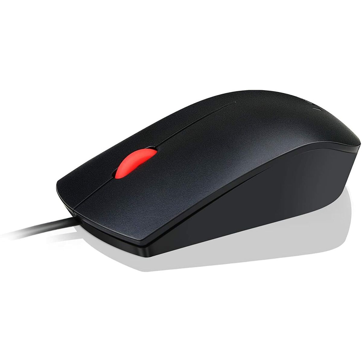 Ratón de computadora negro con rueda de desplazamiento roja y cable. Está sobre fondo blanco.