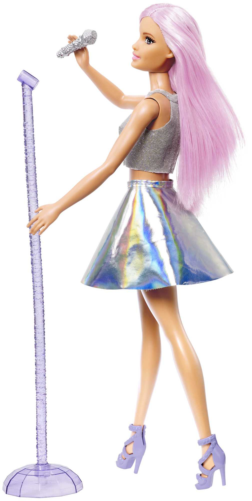 Lalka piosenkarki z różowymi włosami, srebrnym topem i spódnicą. Trzyma mikrofon.