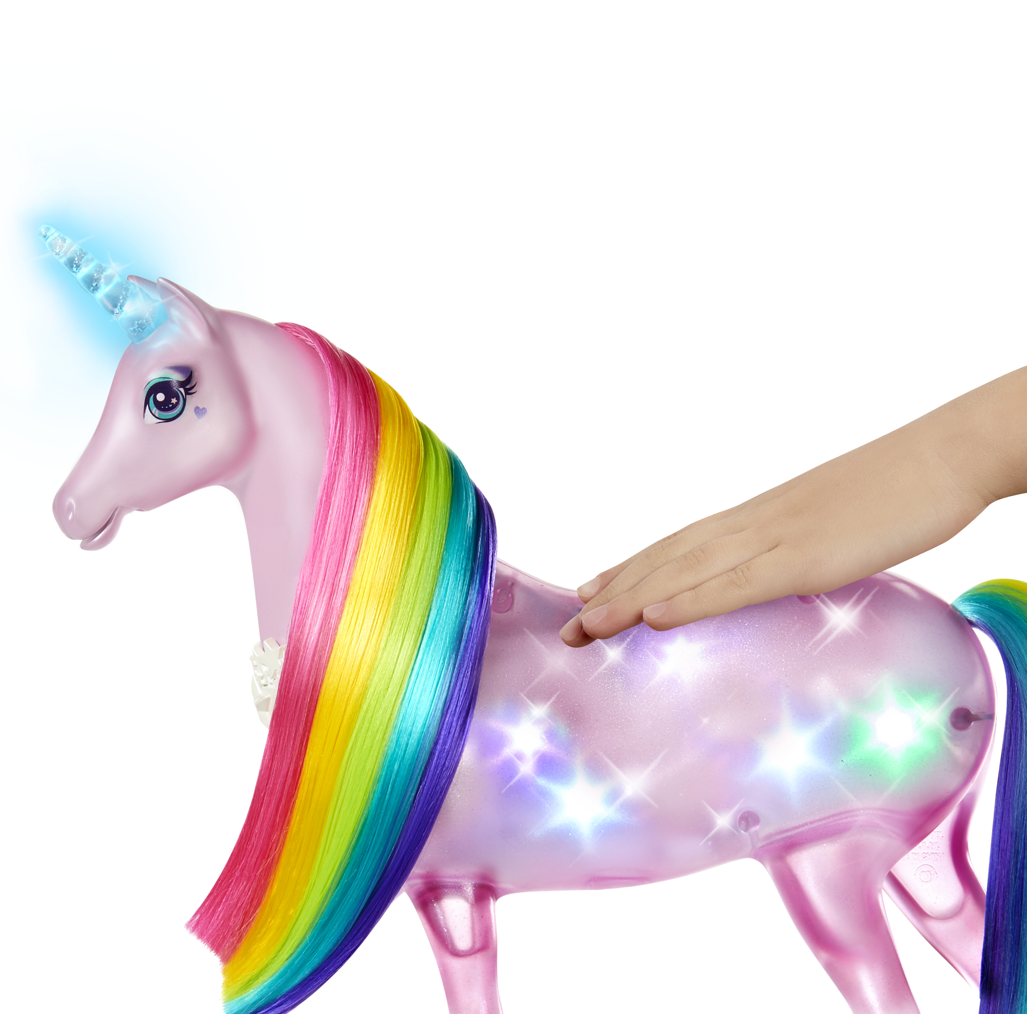 Różowy jednorożec z tęczową grzywą i świecącym niebieskim rogiem, z ręką dotykającą jego grzbietu.