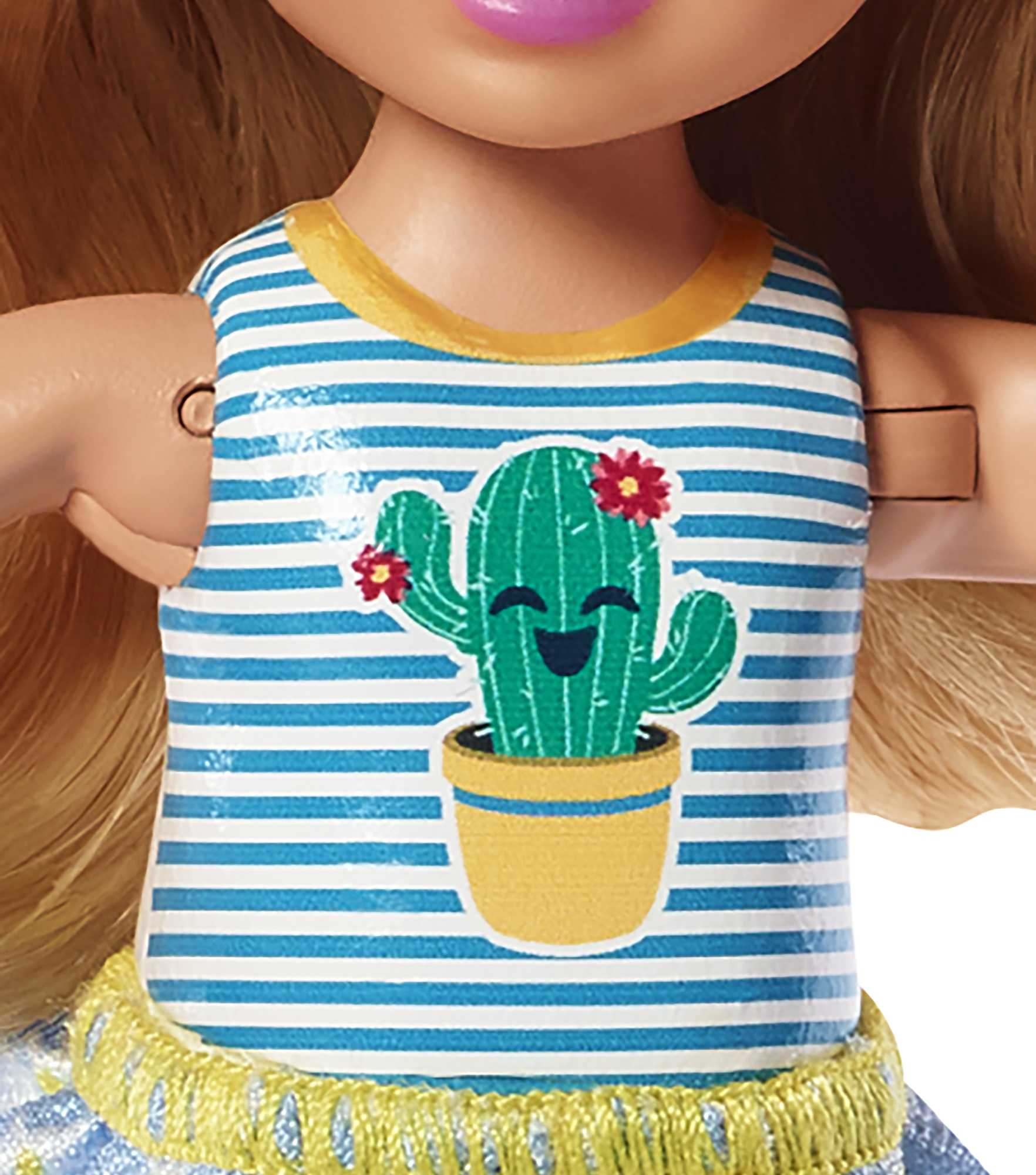 Lalka w niebiesko-białym paskowanym topie z ilustracją kaktusa.