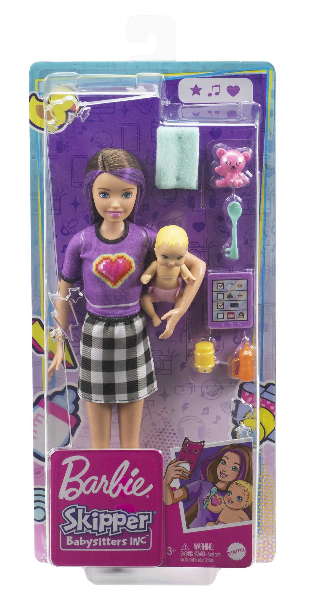 Muñeca Barbie sosteniendo un bebé, con accesorios en un paquete, fondo morado.