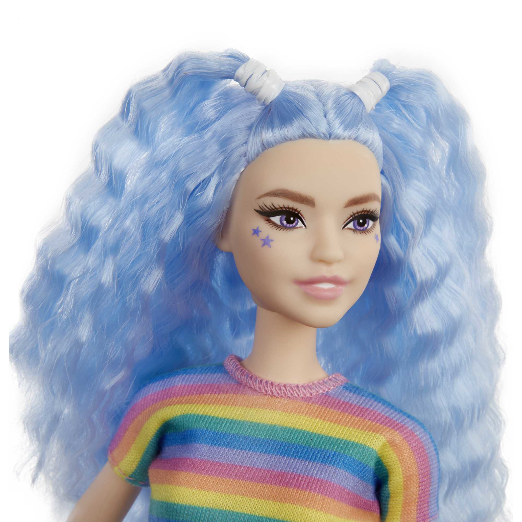 Das Gesicht einer Puppe mit blauen Locken, weißen Haarbändern und einem bunten gestreiften Hemd.