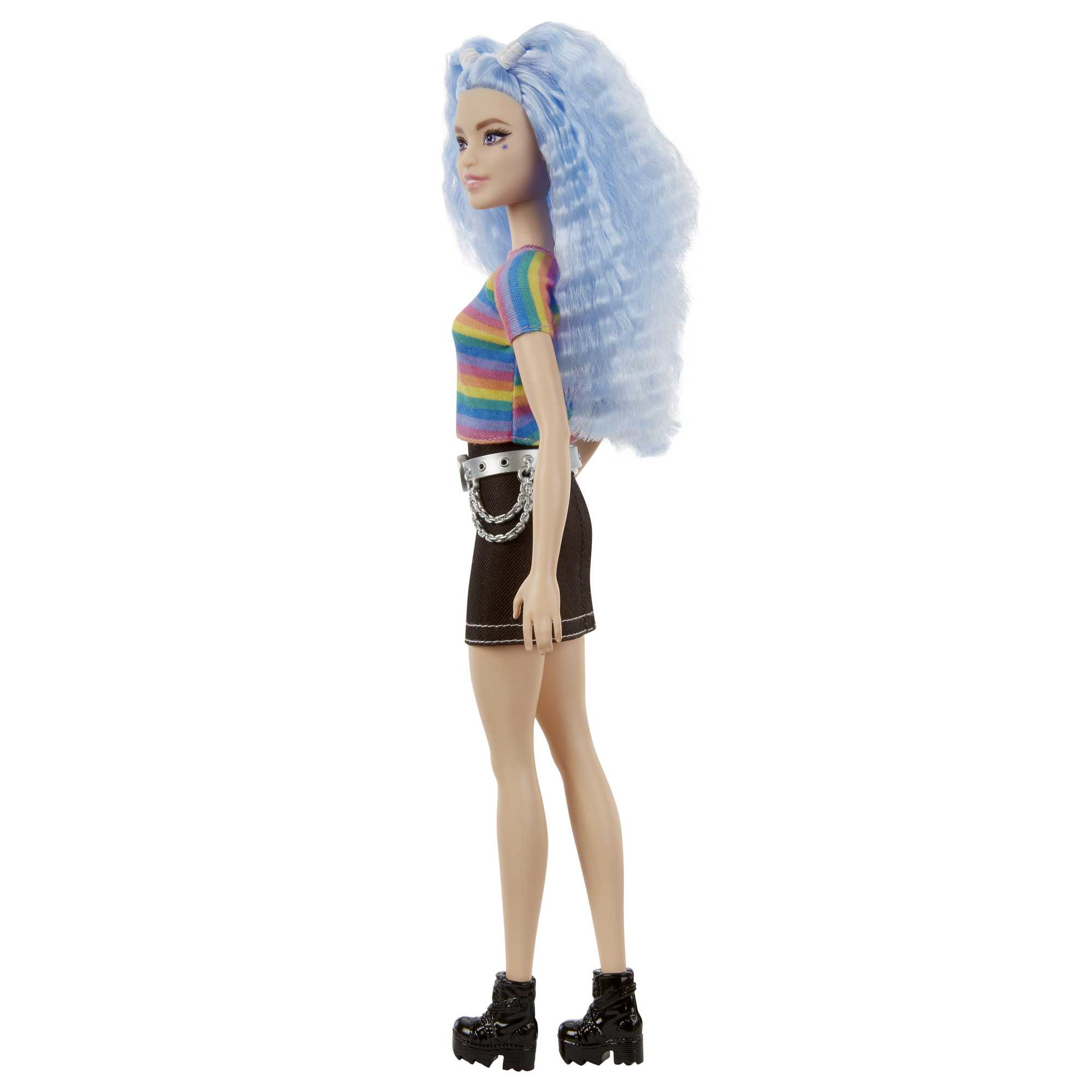 Puppe mit blauen Haaren, Regenbogen-Shirt, schwarzem Rock, Stiefeln und weißem Hintergrund.